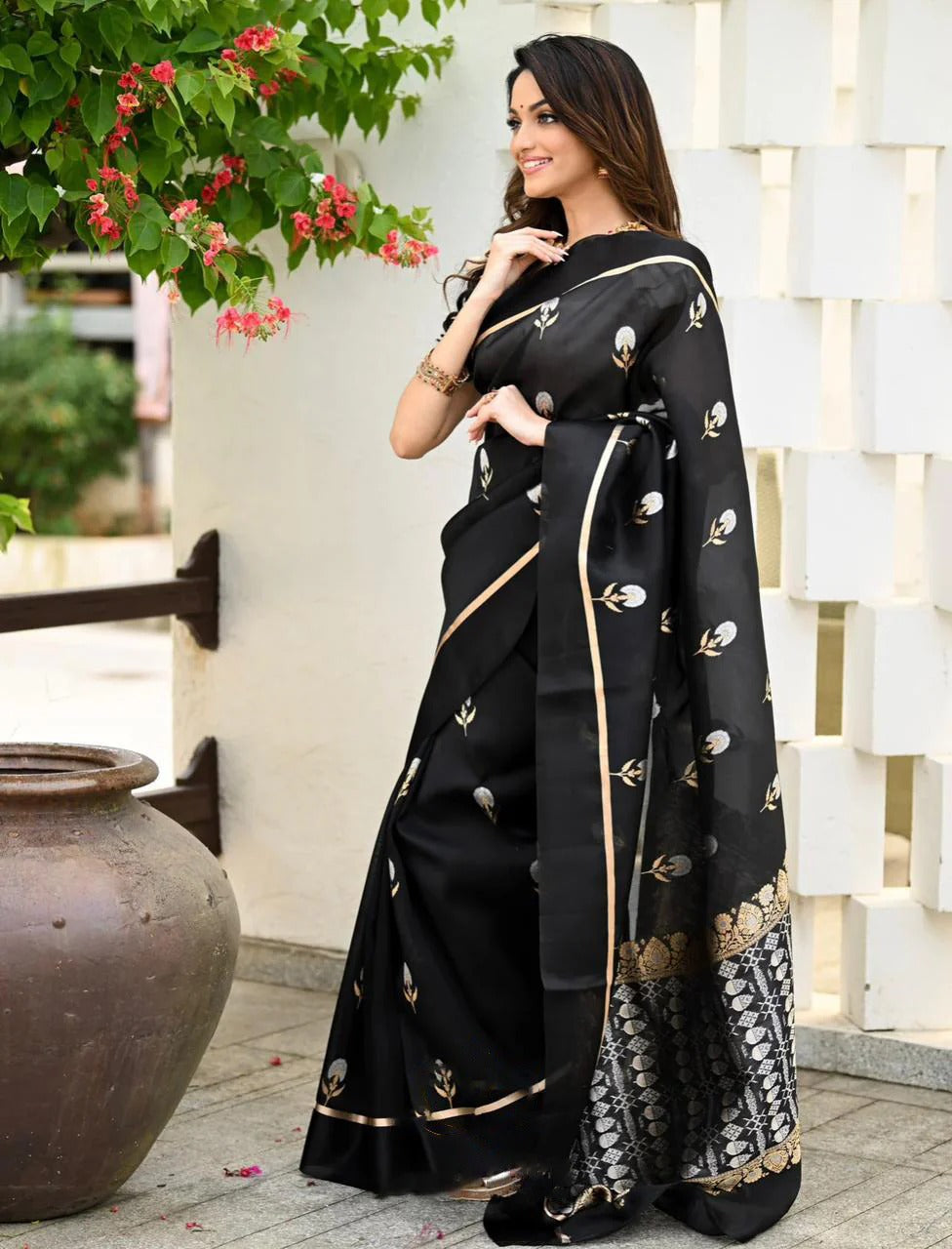 Symmetrical Black Soft Silk Saree With Snappy Blouse Piece