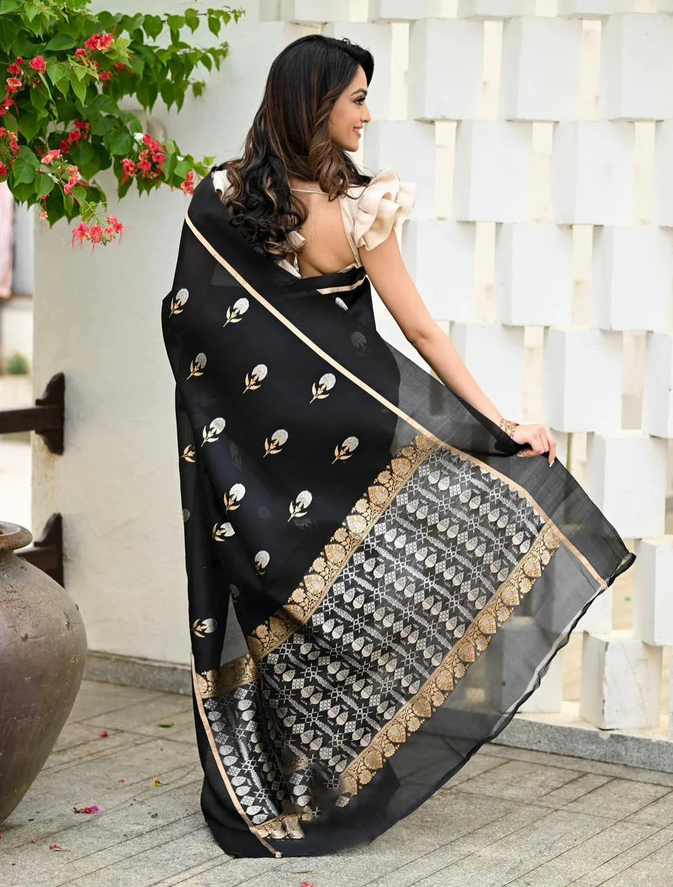 Symmetrical Black Soft Silk Saree With Snappy Blouse Piece