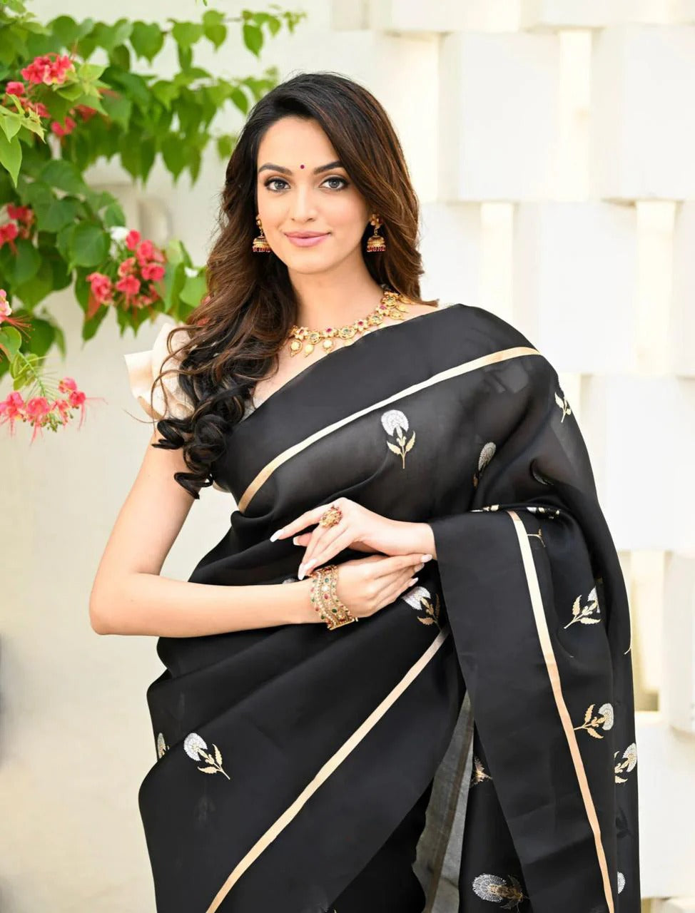 Symmetrical Black Soft Silk Saree With Snappy Blouse Piece