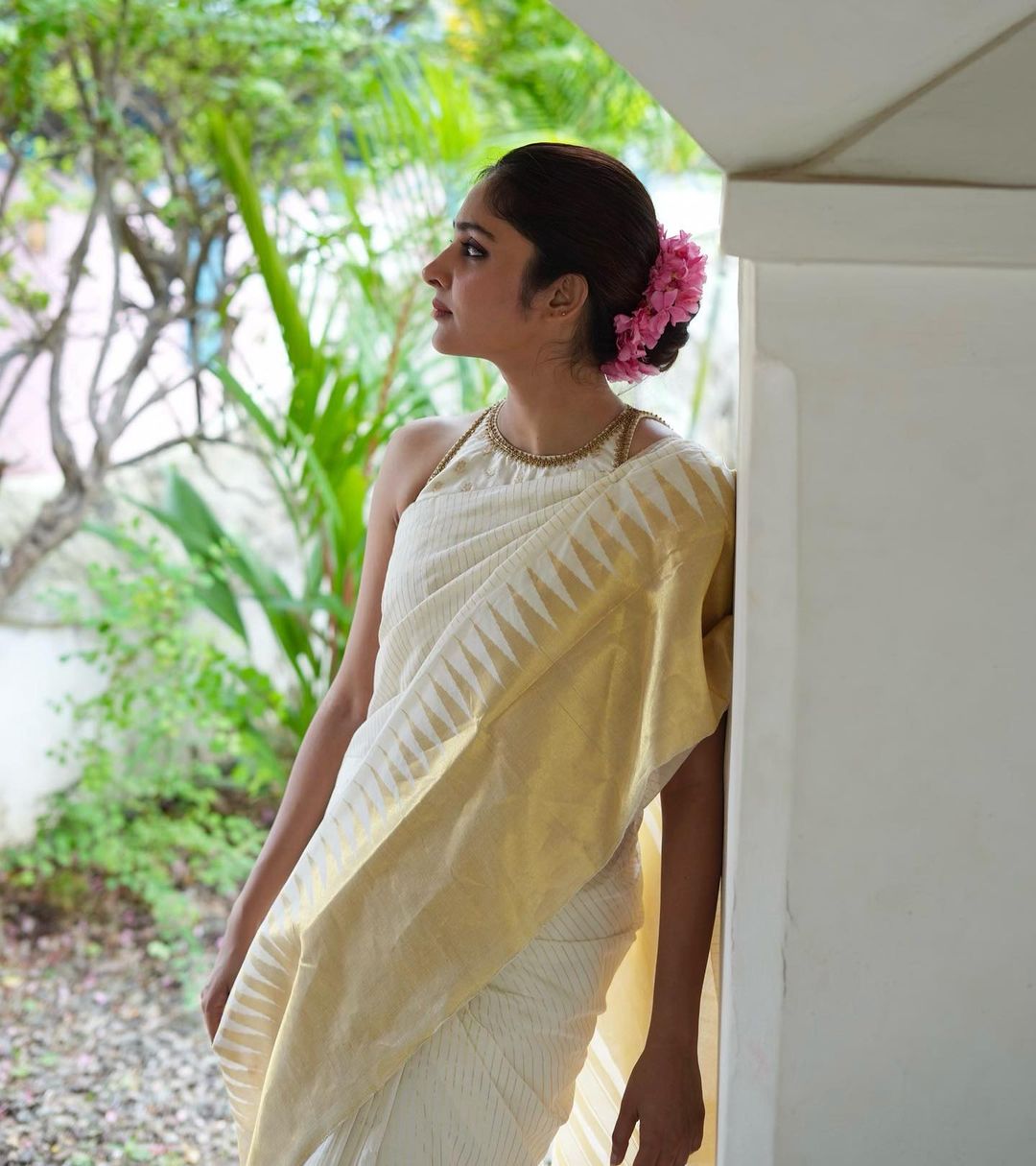 Fugacious White Soft Silk Saree With Energetic Blouse Piece