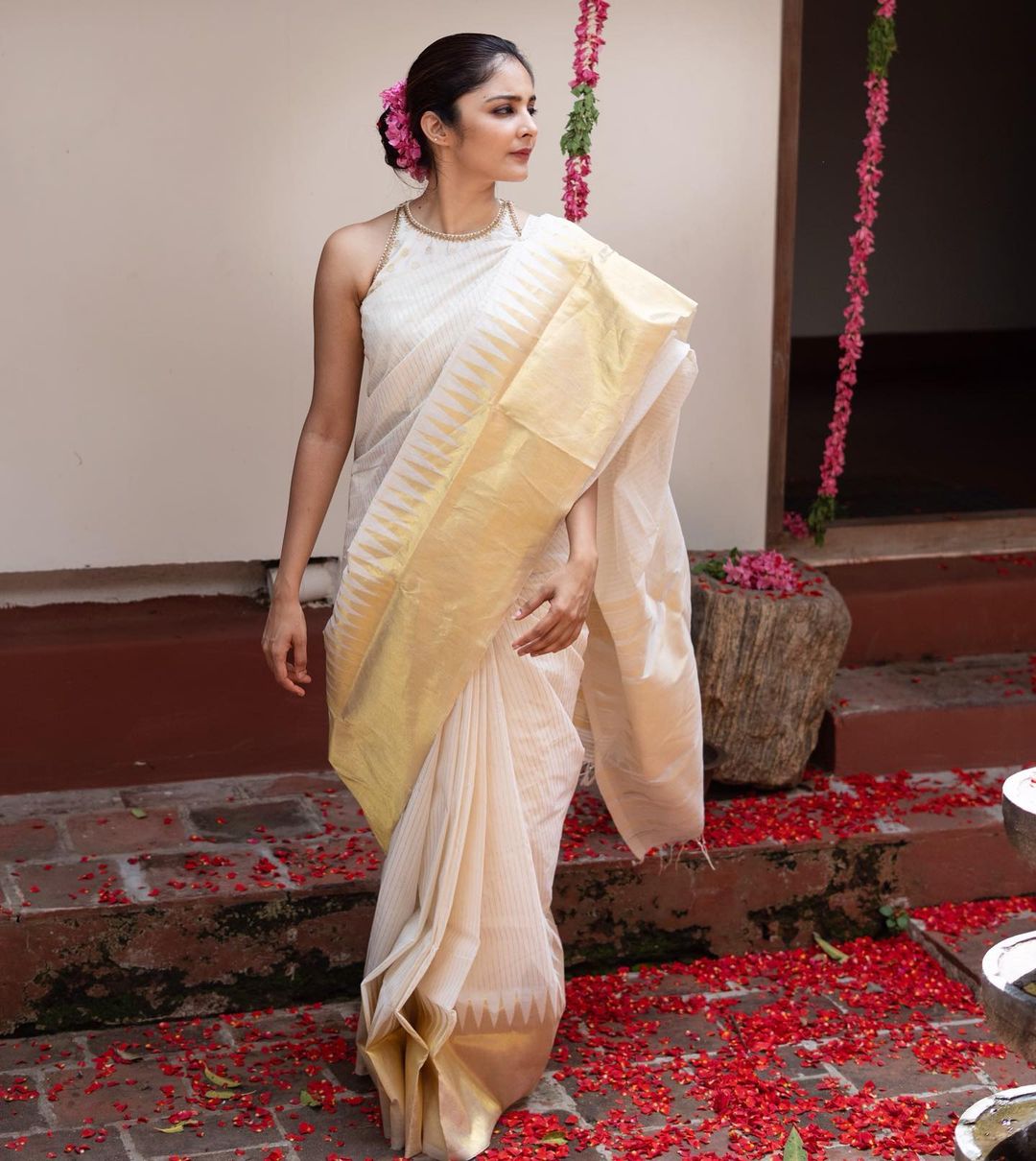 Fugacious White Soft Silk Saree With Energetic Blouse Piece