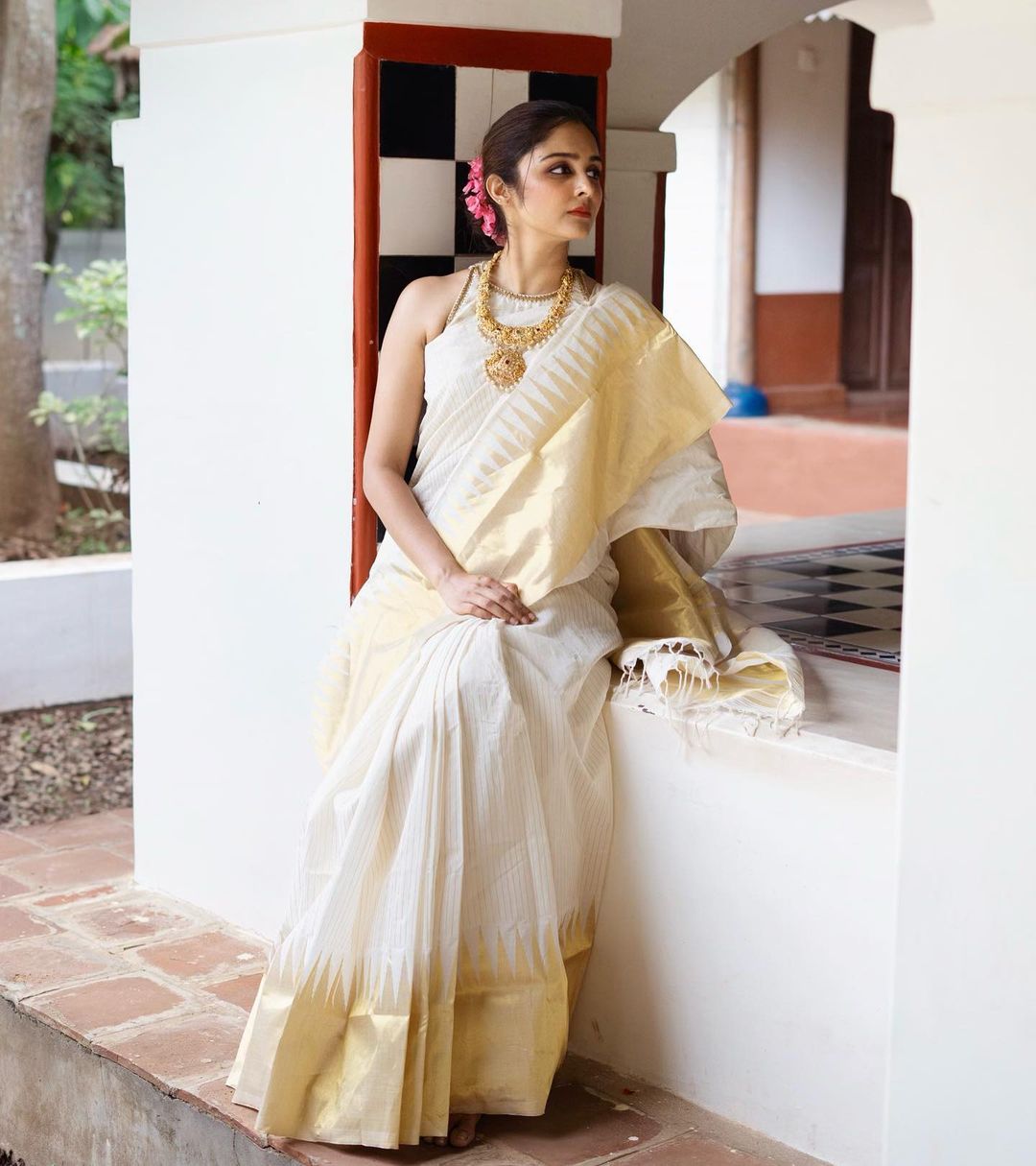 Fugacious White Soft Silk Saree With Energetic Blouse Piece