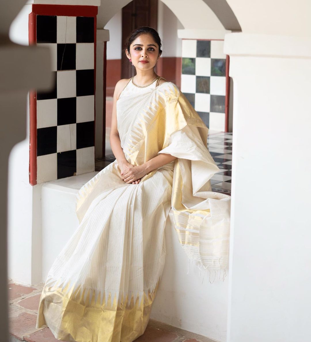 Fugacious White Soft Silk Saree With Energetic Blouse Piece