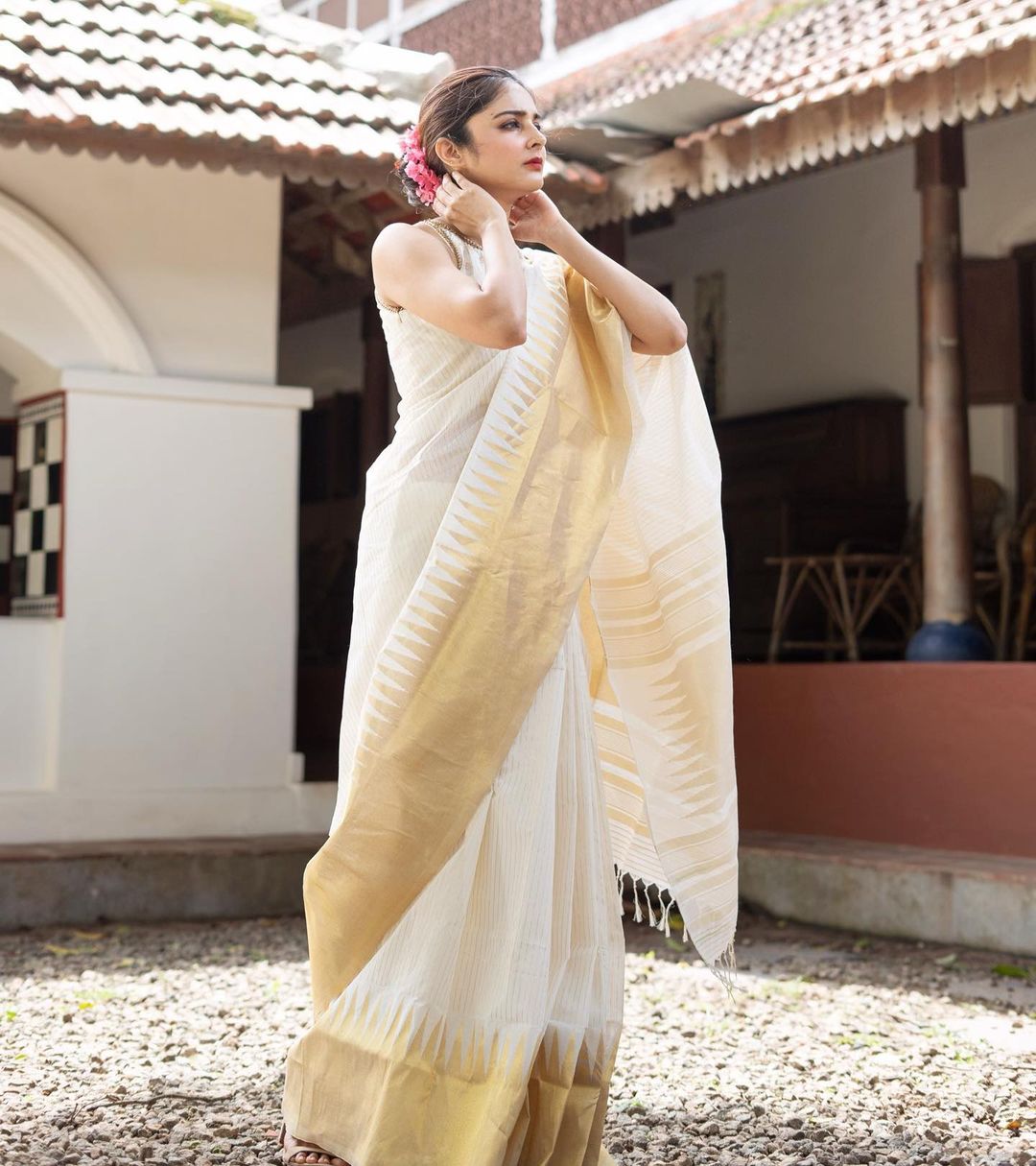 Fugacious White Soft Silk Saree With Energetic Blouse Piece