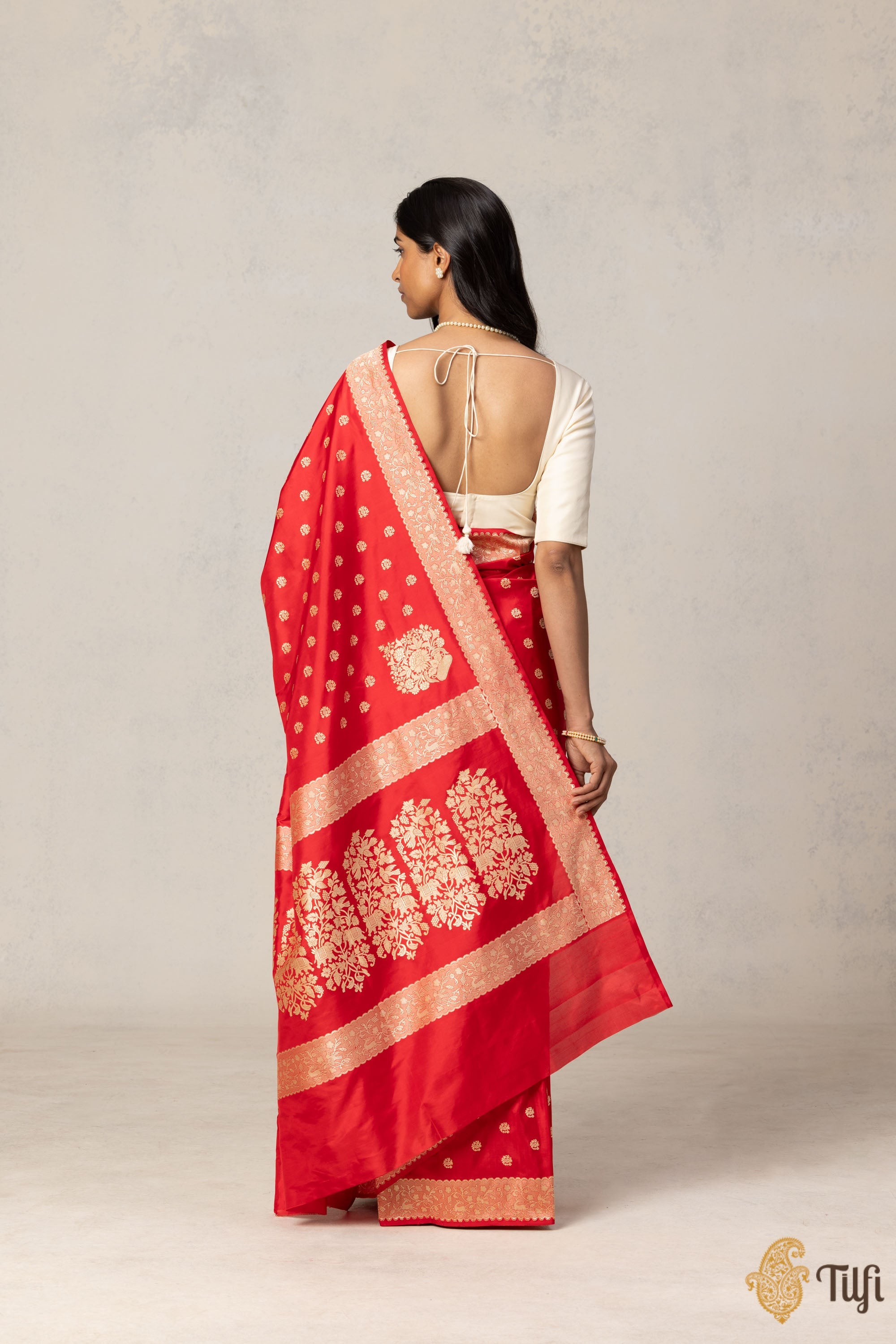 Exuberant Red Soft Silk Saree With Inspiring Blouse Piece