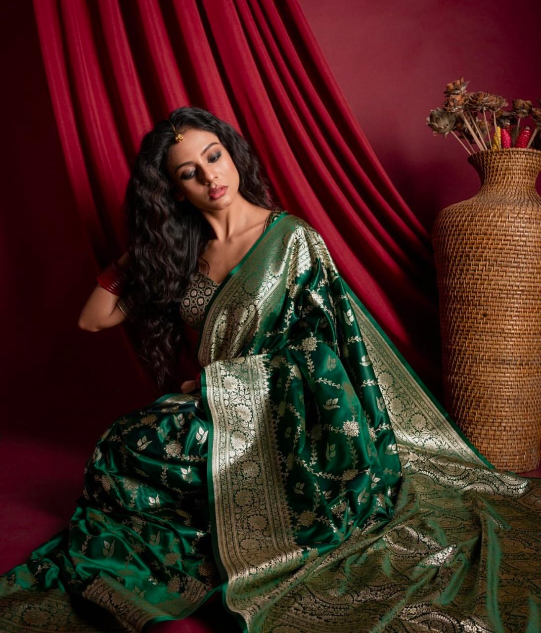 Appealing Green Soft Silk Saree With Splendorous Blouse Piece