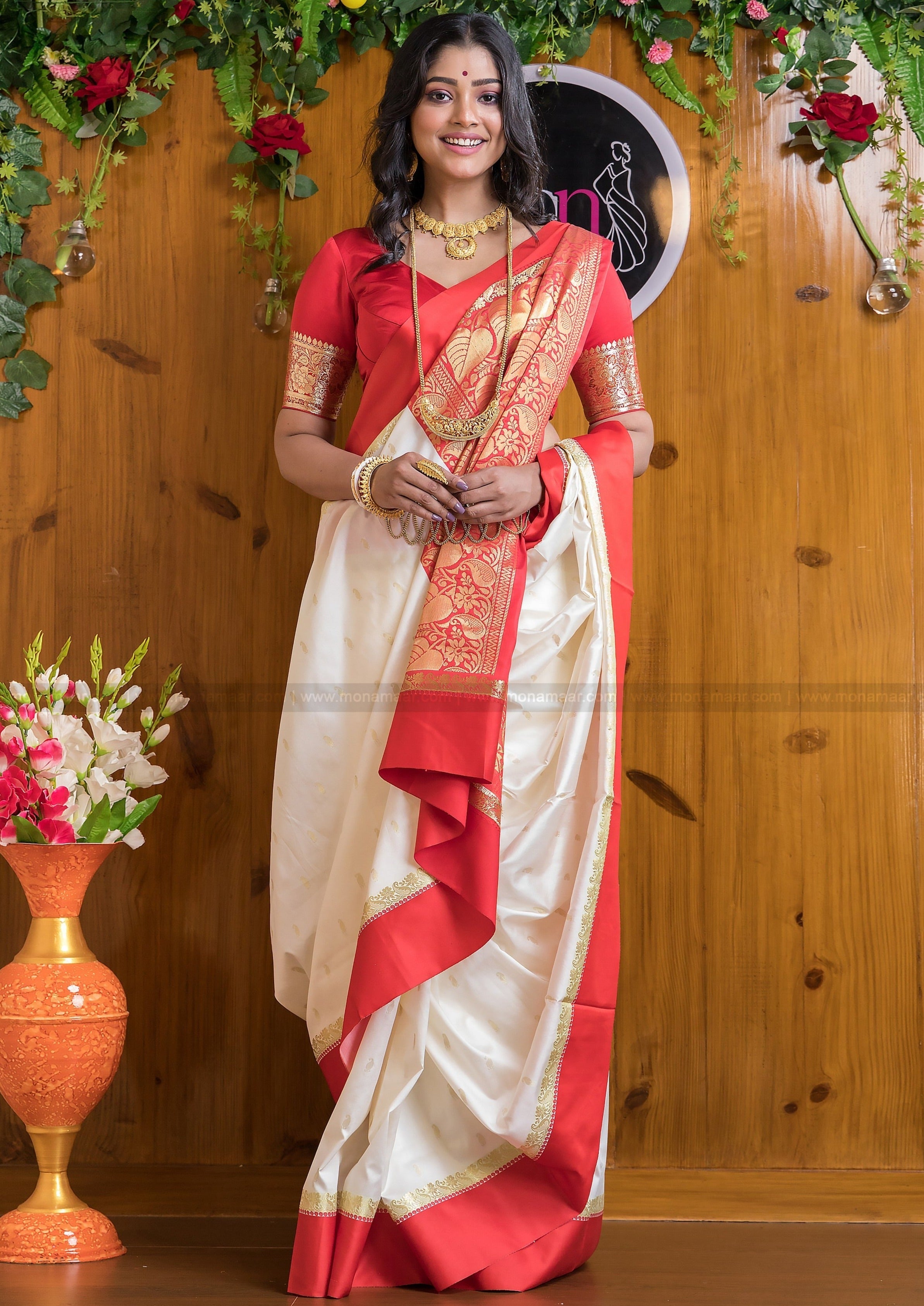 Flattering White Soft Silk Saree With Exquisite Blouse Piece