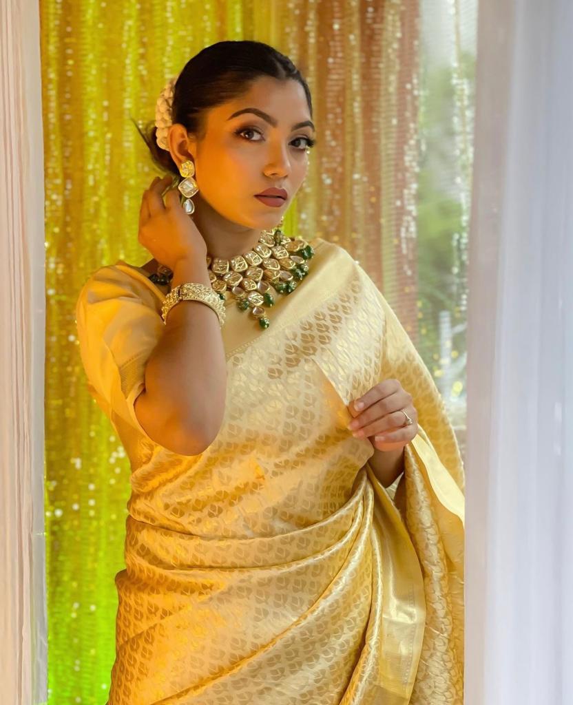 Mellifluous Beige Soft Banarasi Silk Saree With Pleasant Blouse Piece