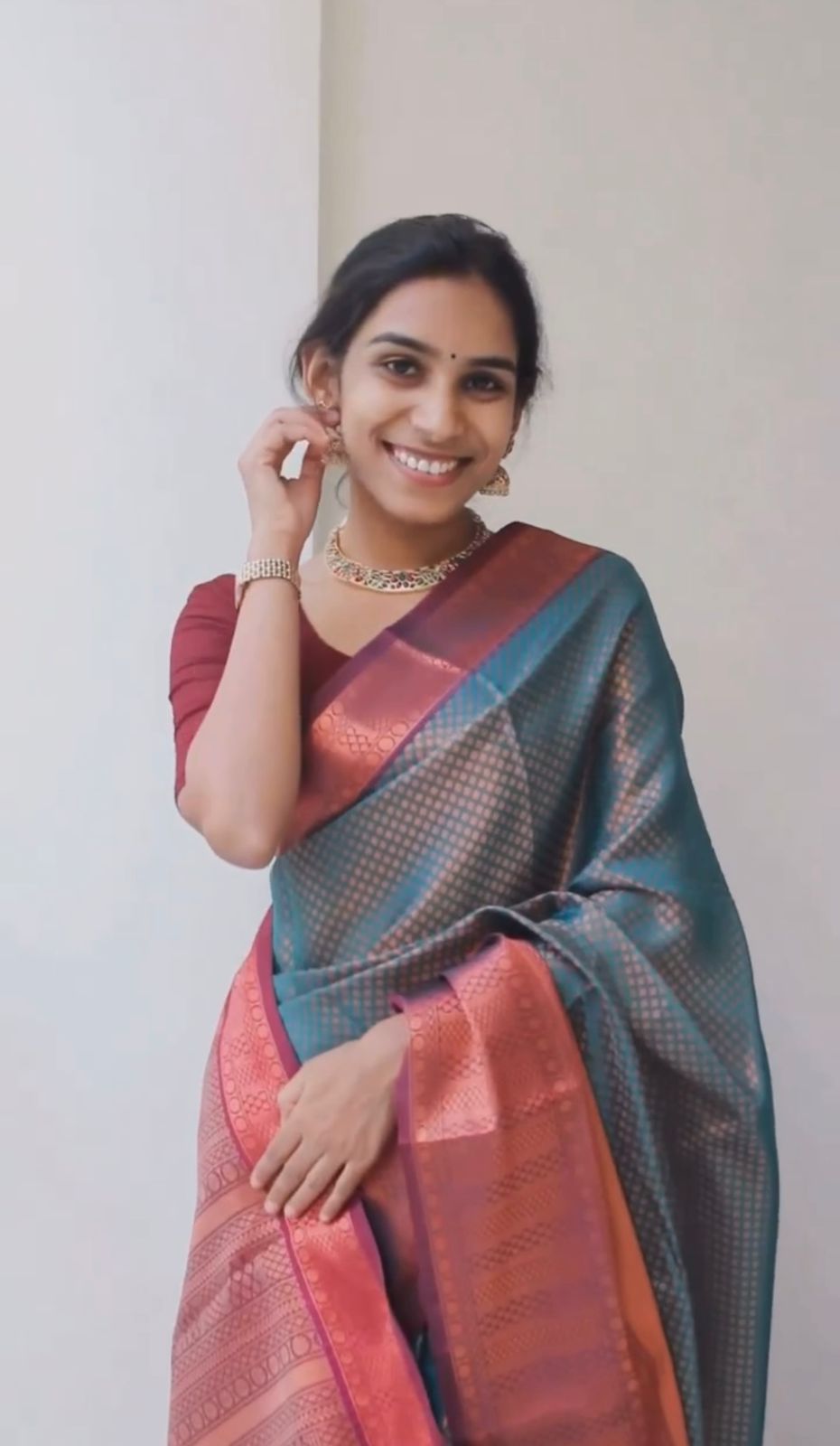 Captivating Rama Color Soft Silk Saree With Blouse Piece
