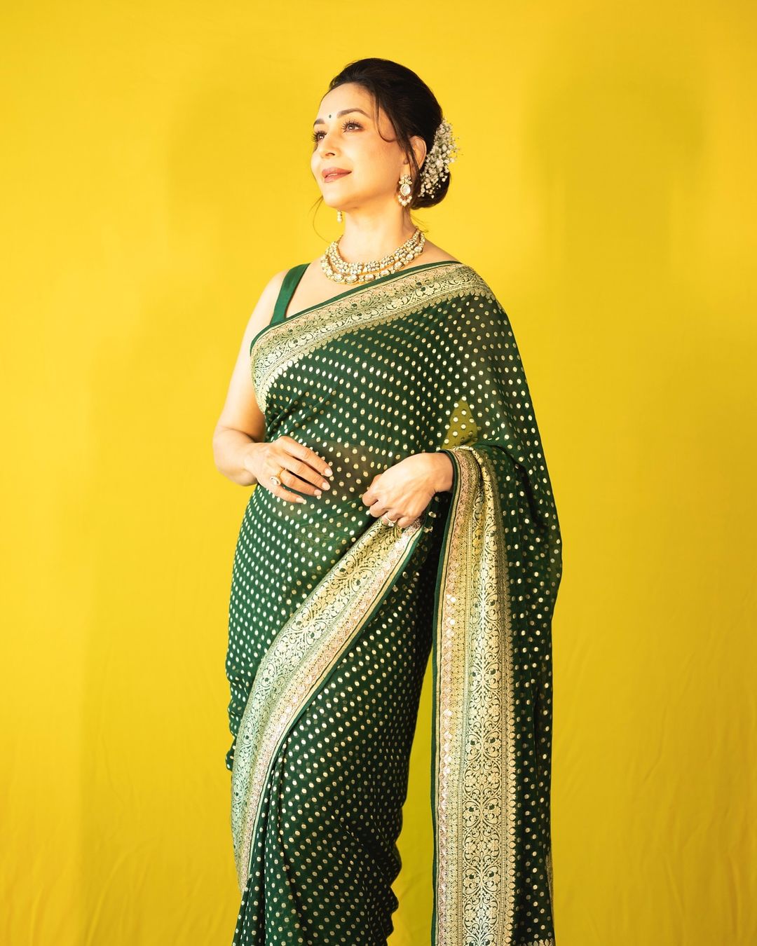 Stunner Dark Green Soft Silk Saree With Ephemeral Blouse Piece