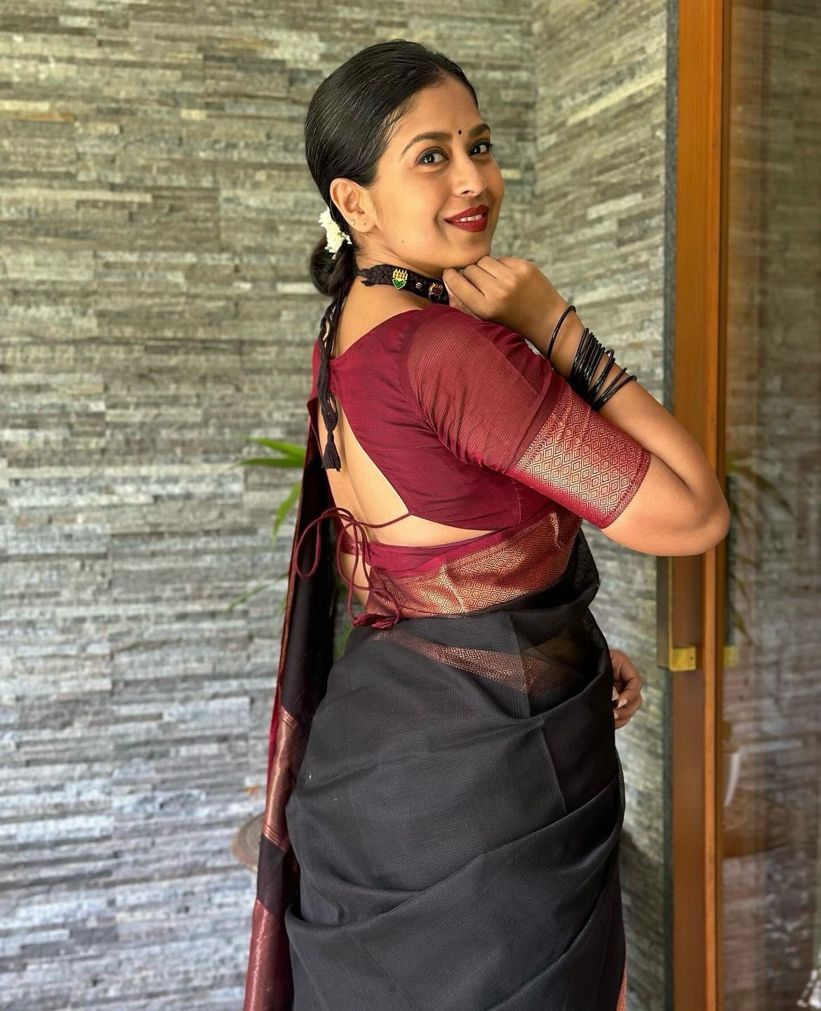 Staring Black Soft Silk Saree With Invaluable Blouse Piece