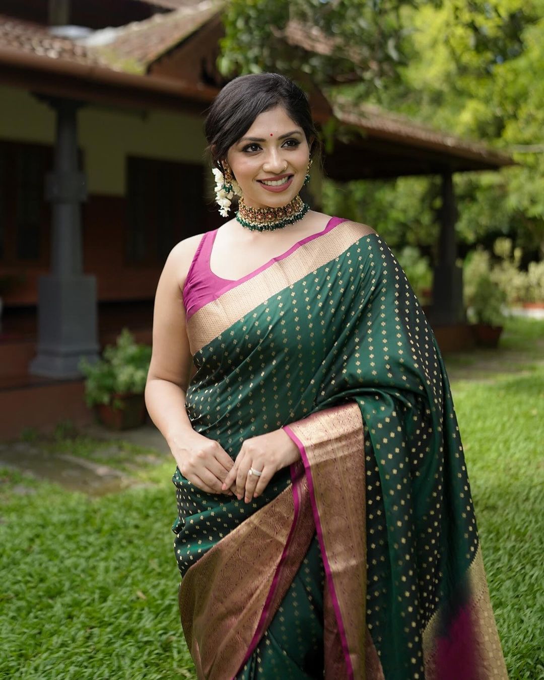 Unequalled Green Soft Silk Saree With Brood Blouse Piece