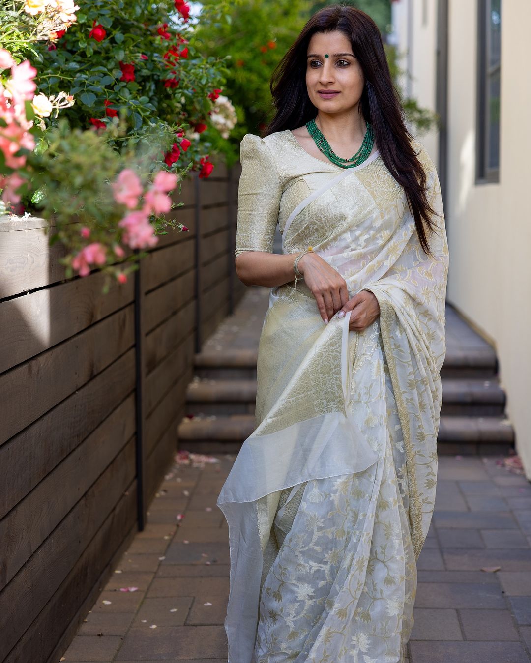 Ethnic White Cotton Silk Saree With Eye-catching Blouse Piece