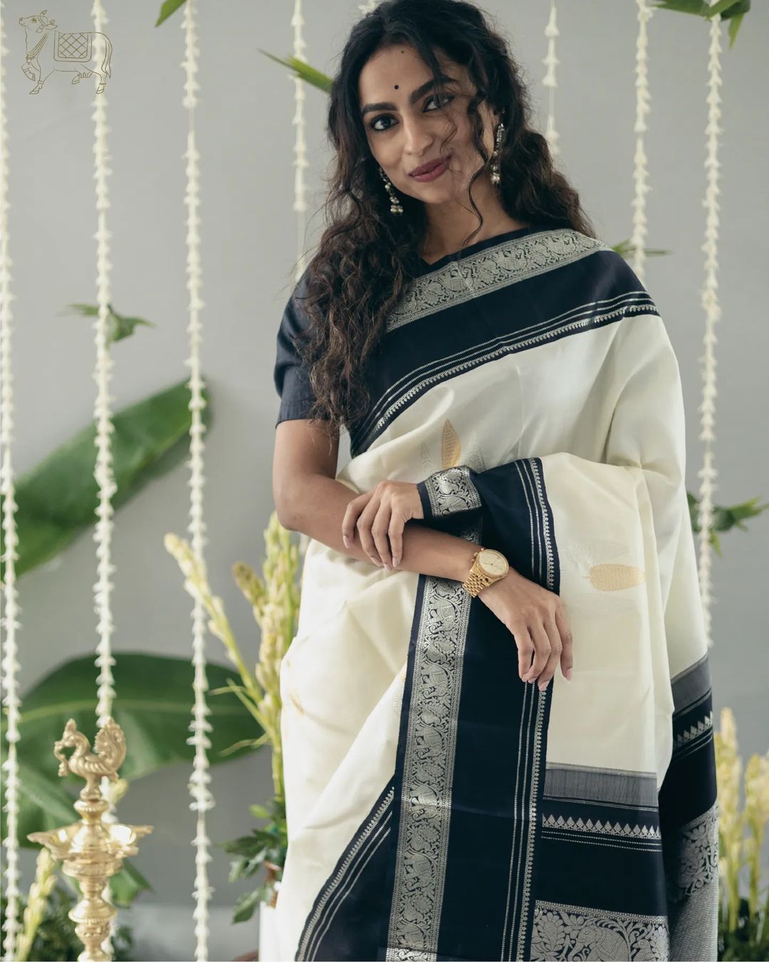 Phenomenal White Soft Silk Saree With Redolent Blouse Piece