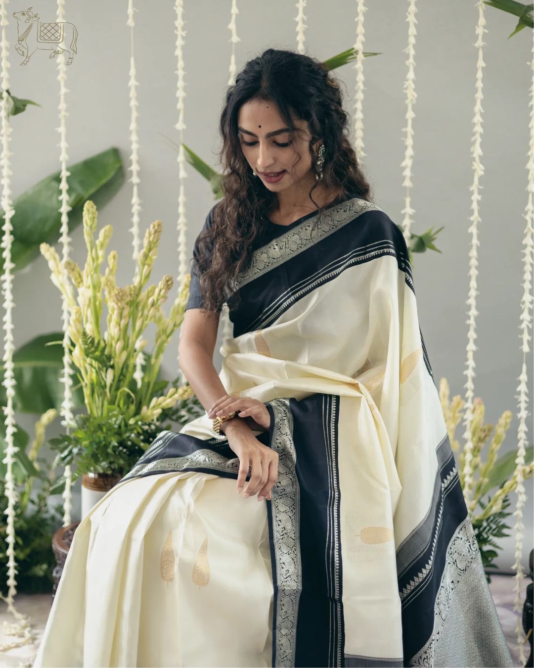 Phenomenal White Soft Silk Saree With Redolent Blouse Piece