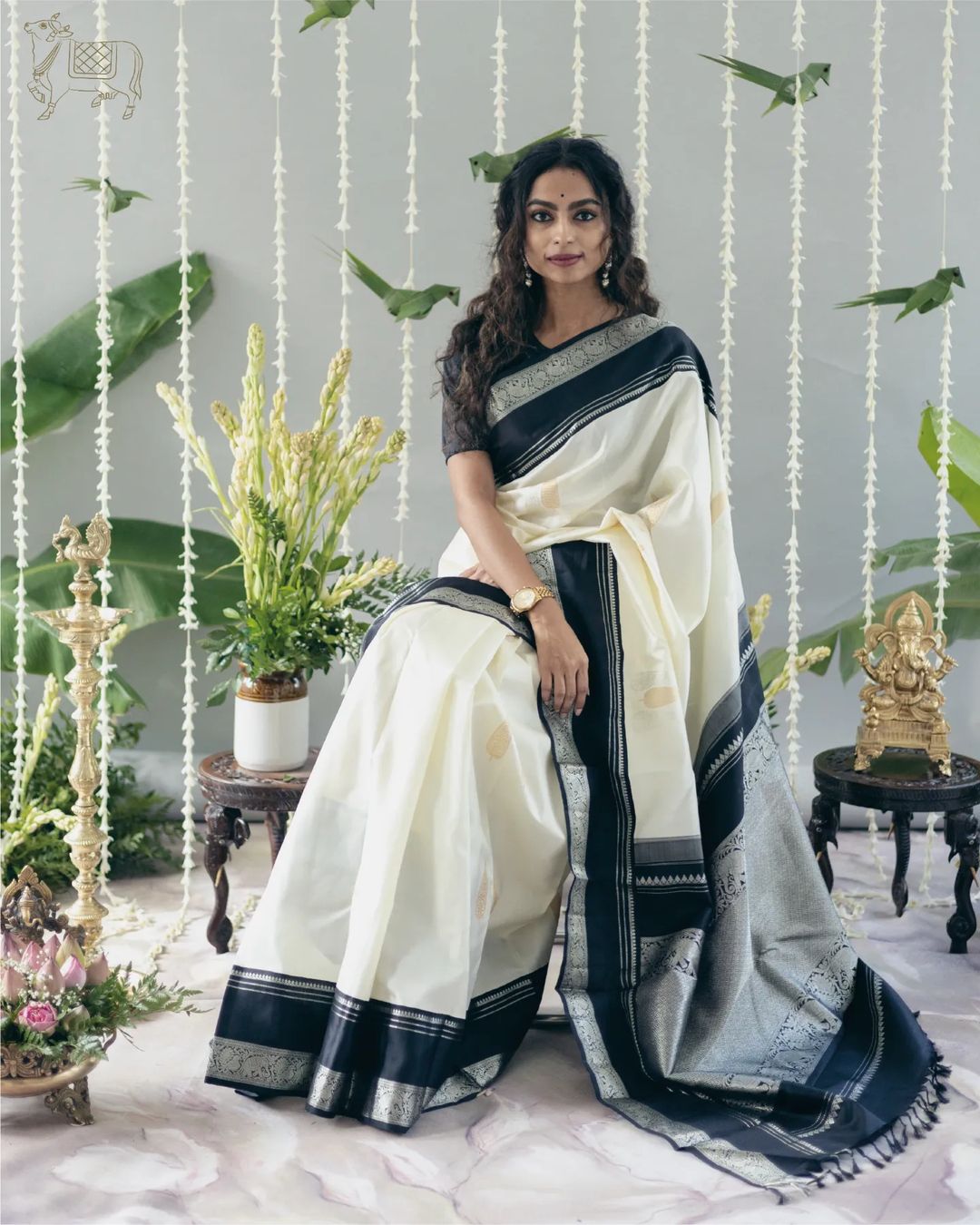 Phenomenal White Soft Silk Saree With Redolent Blouse Piece