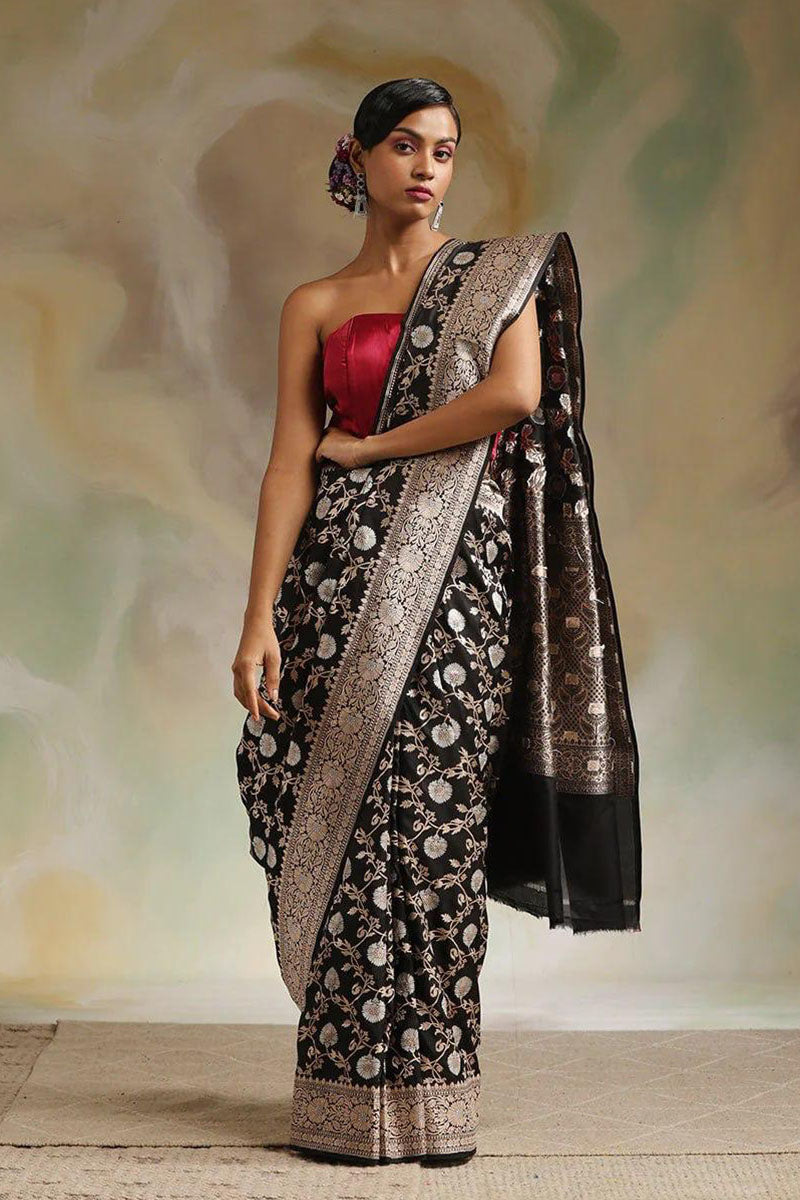 Easy on the eyes Black Soft Silk Saree With Fairytale Blouse Piece