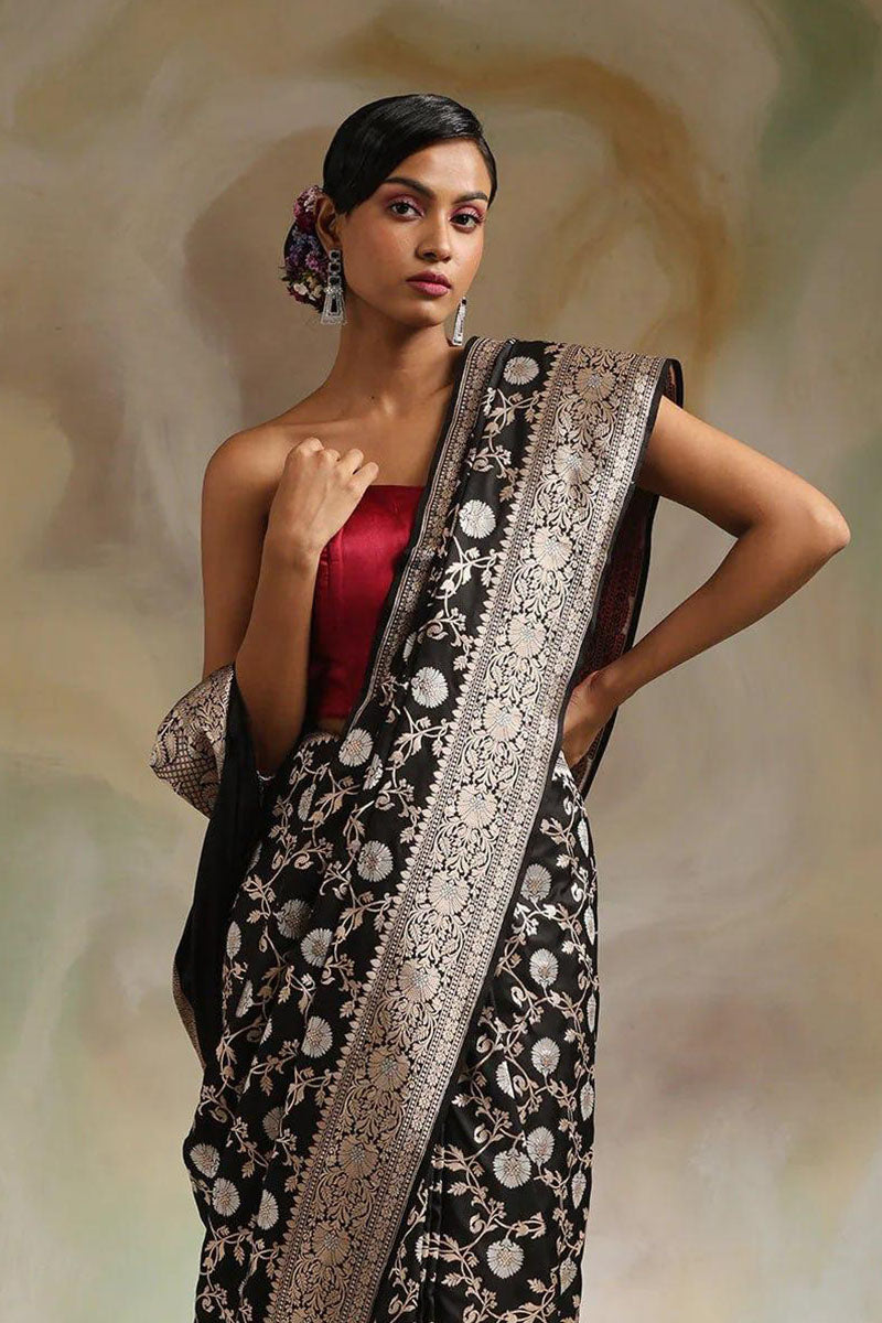 Easy on the eyes Black Soft Silk Saree With Fairytale Blouse Piece