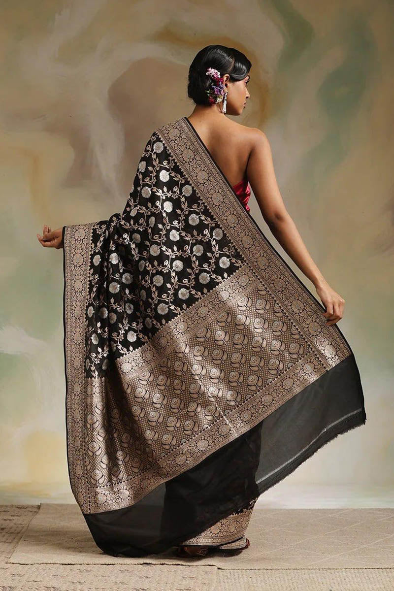 Easy on the eyes Black Soft Silk Saree With Fairytale Blouse Piece