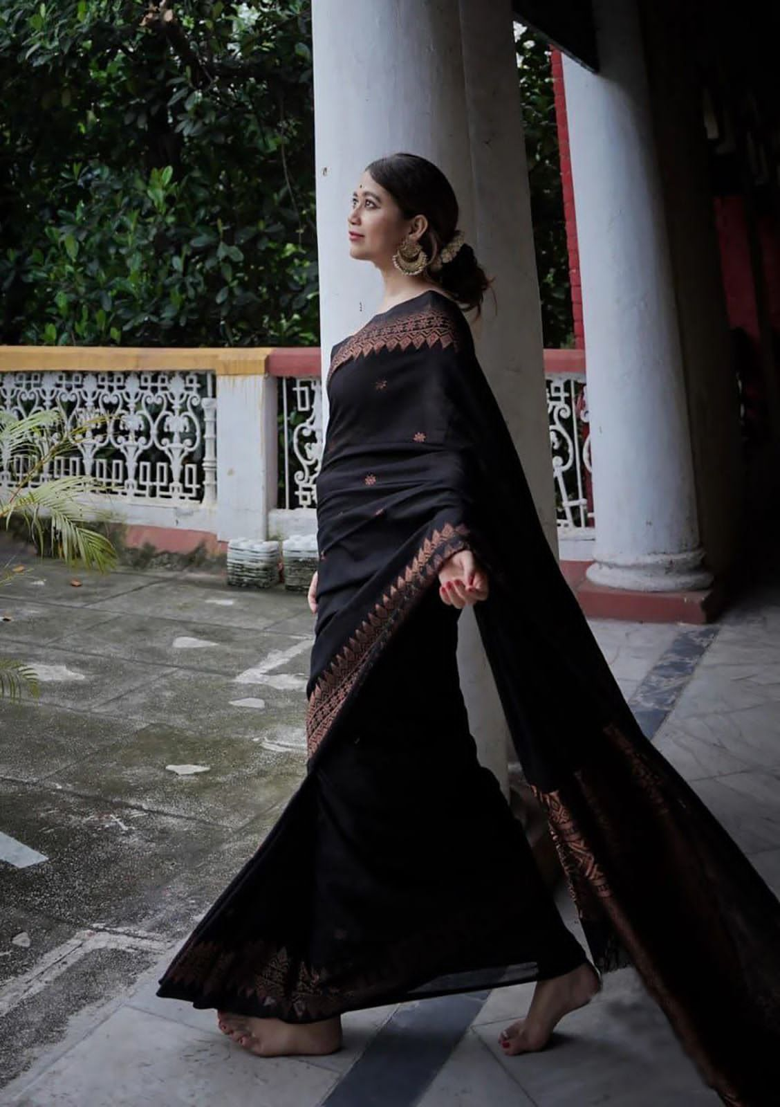 Surreptitious Black Soft Silk Saree With Evocative Blouse Piece