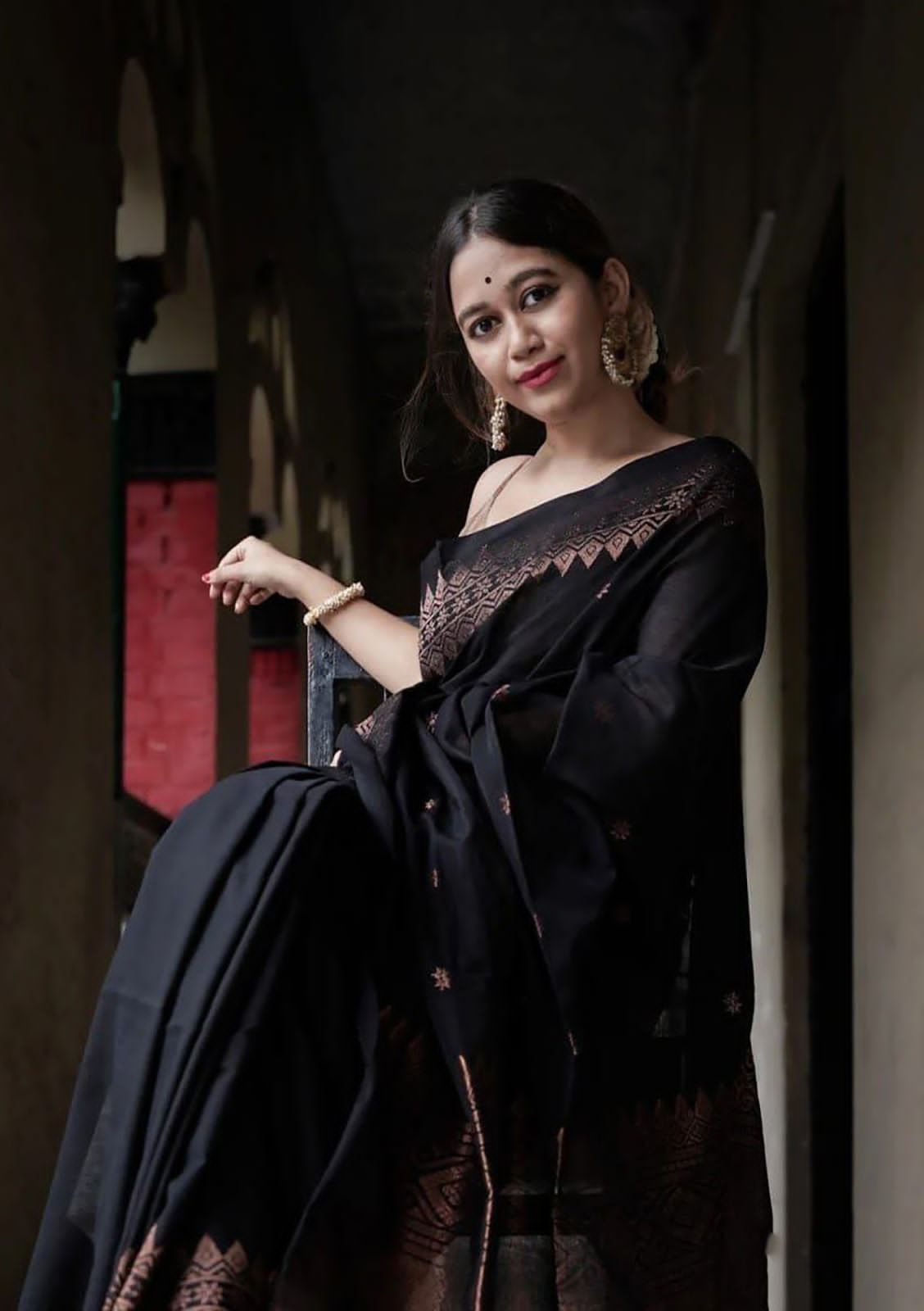 Surreptitious Black Soft Silk Saree With Evocative Blouse Piece