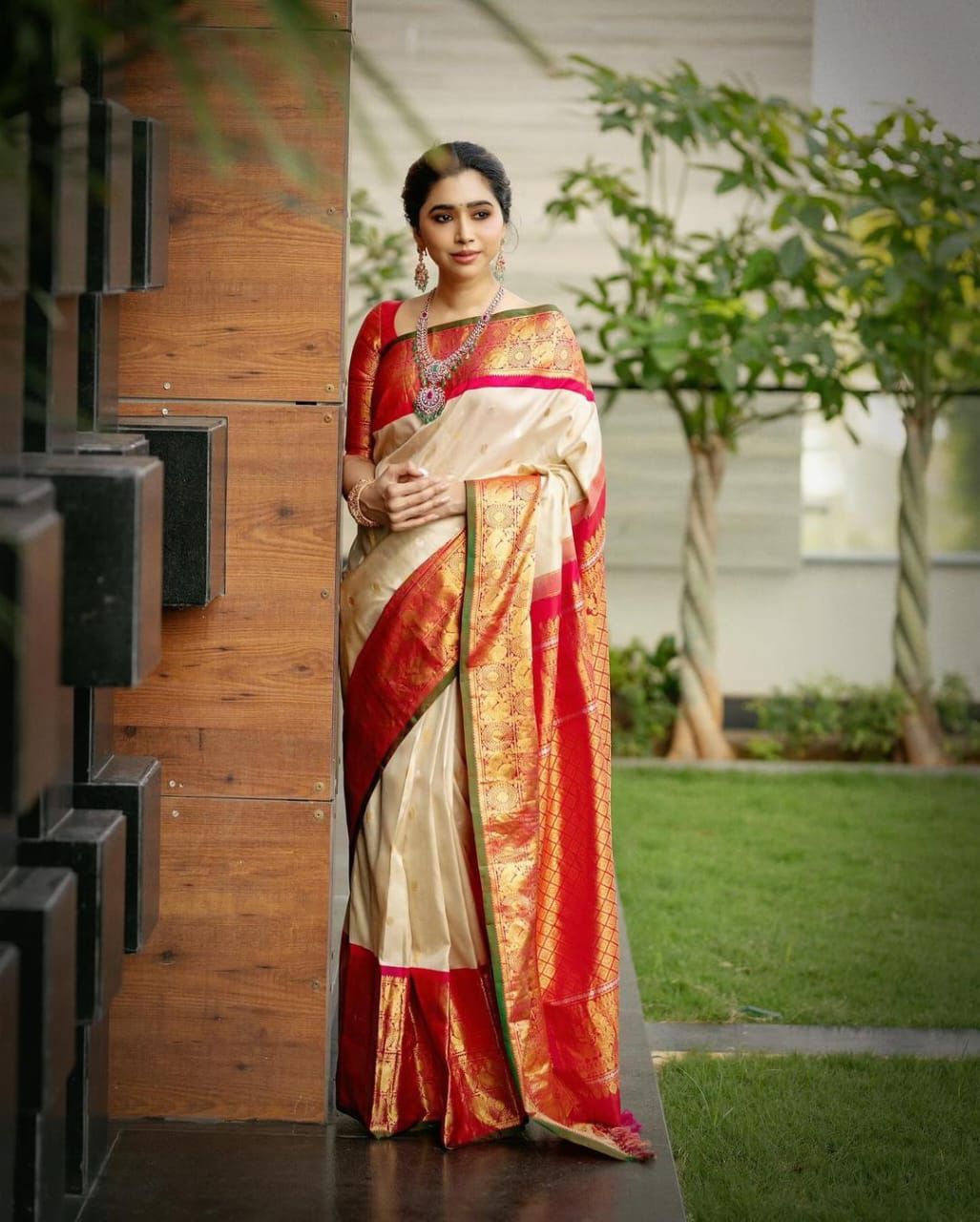 Confounding Beige Soft Banarasi Silk Saree With Deserving Blouse Piece