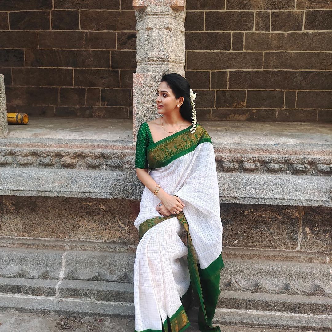 Intricate White Soft Silk Saree With Sumptuous Blouse Piece