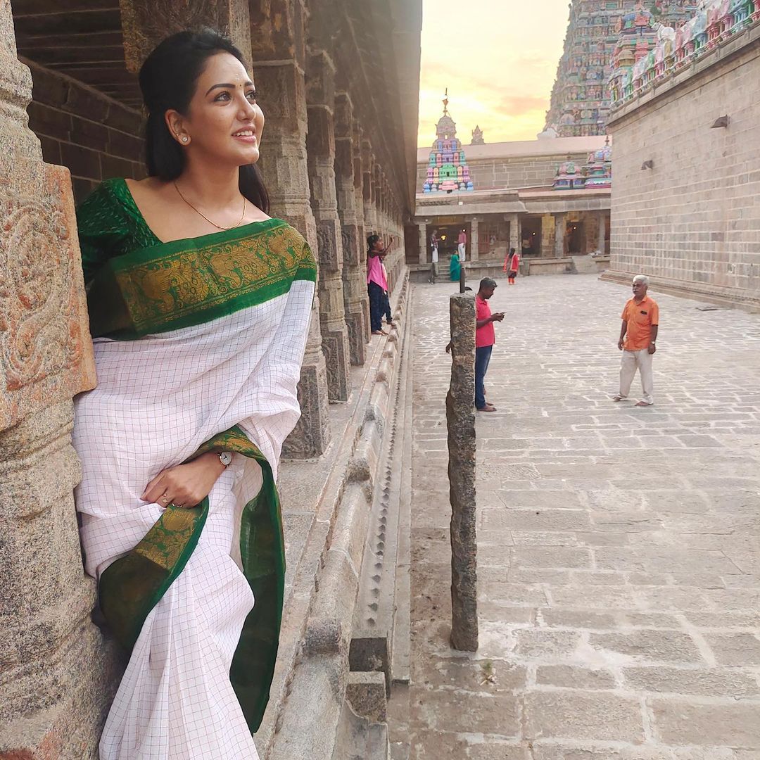 Intricate White Soft Silk Saree With Sumptuous Blouse Piece