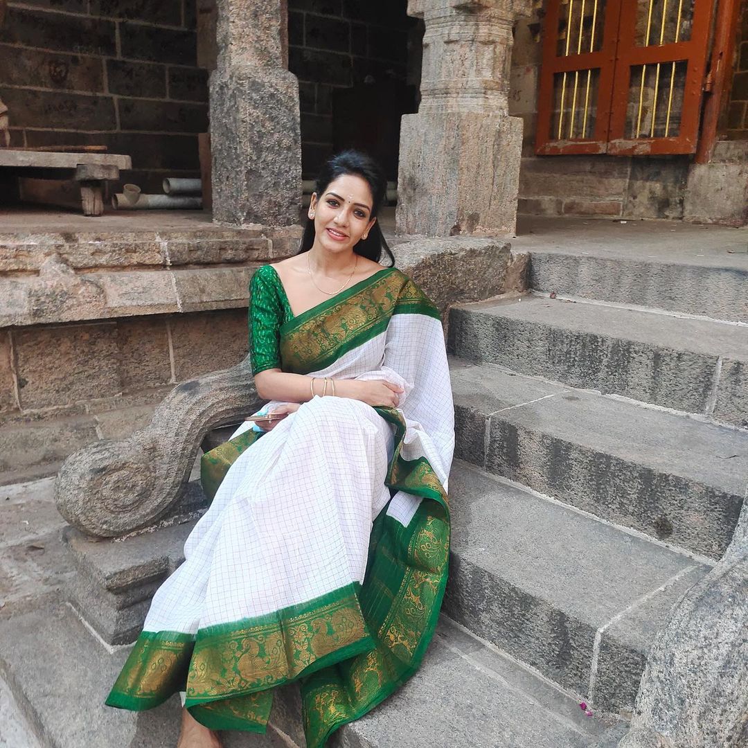 Intricate White Soft Silk Saree With Sumptuous Blouse Piece