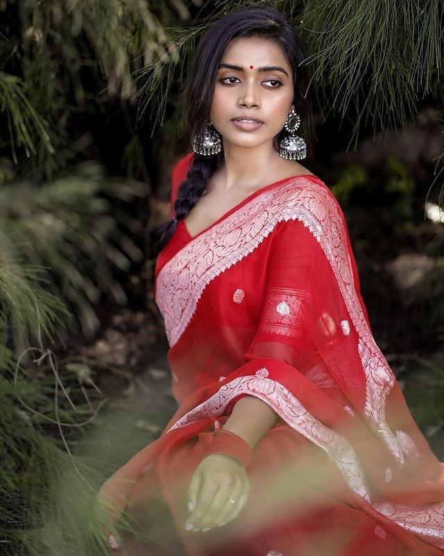 Gorgeous Red Soft Silk Saree With Quintessential Blouse Piece