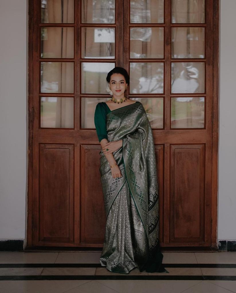 Exceptional Green Soft Silk Saree With Staggering Blouse Piece