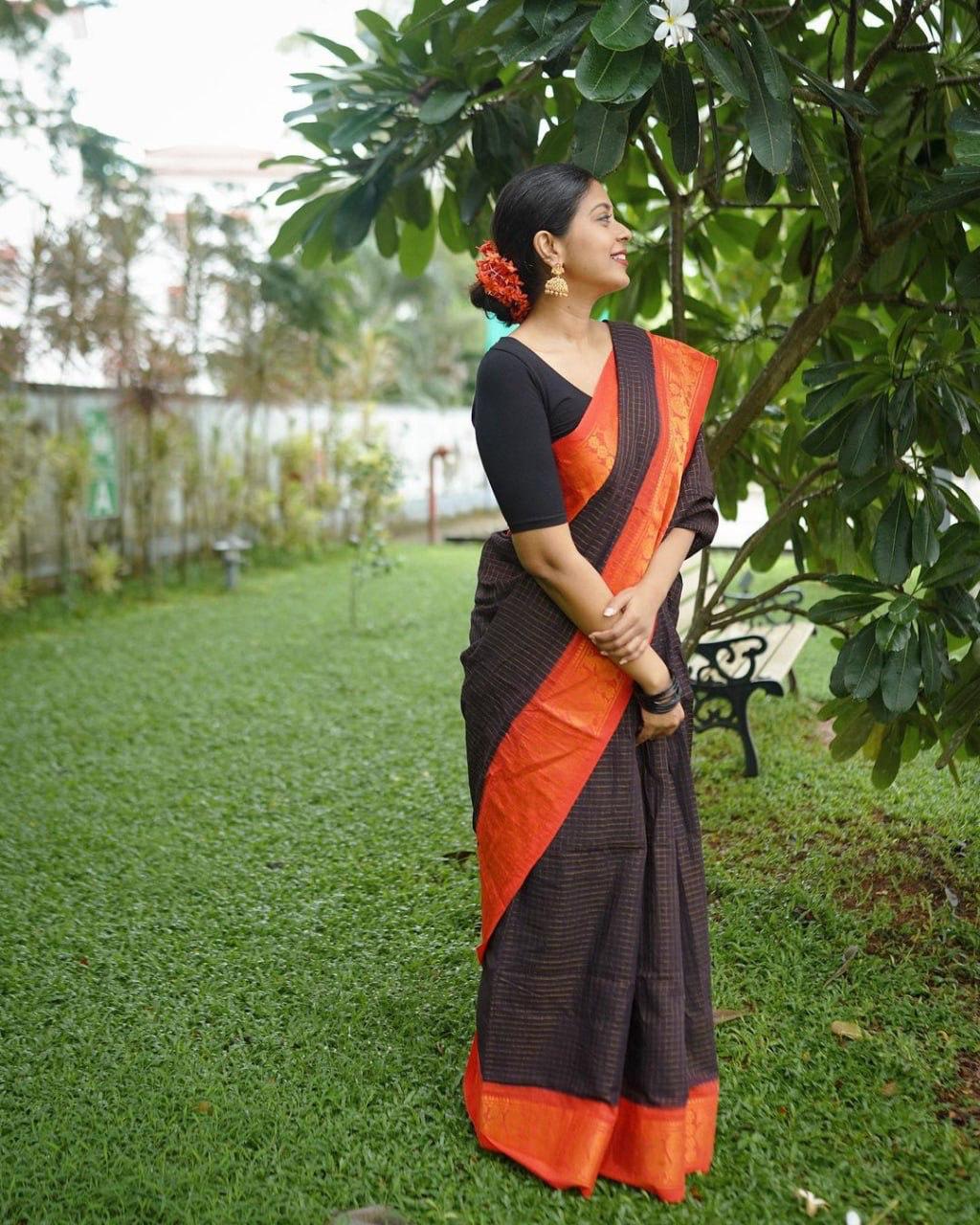 Lissome Black Soft Silk Saree With Bewitching Blouse Piece