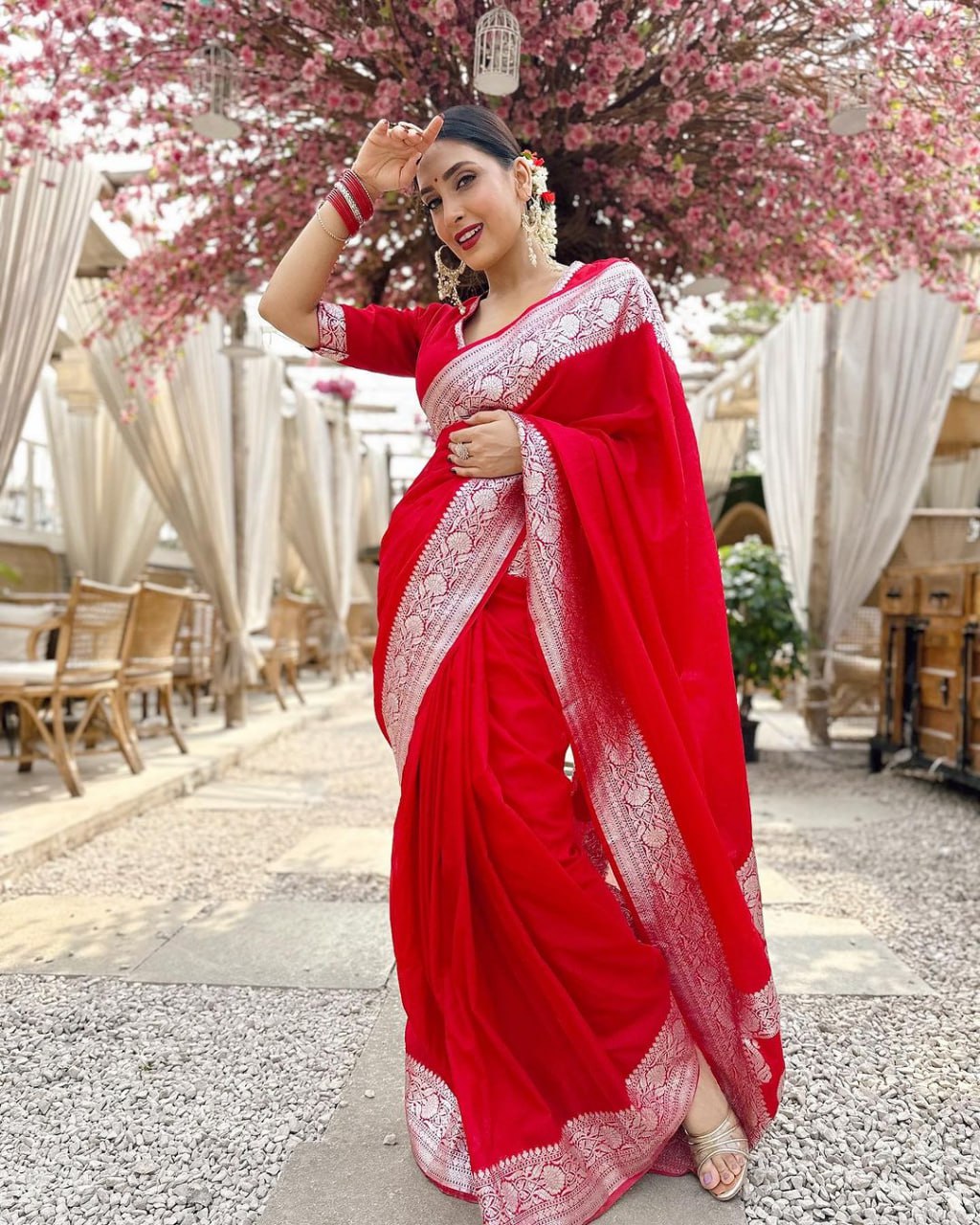 Sempiternal Red Soft Silk Saree With Ravishing Blouse Piece