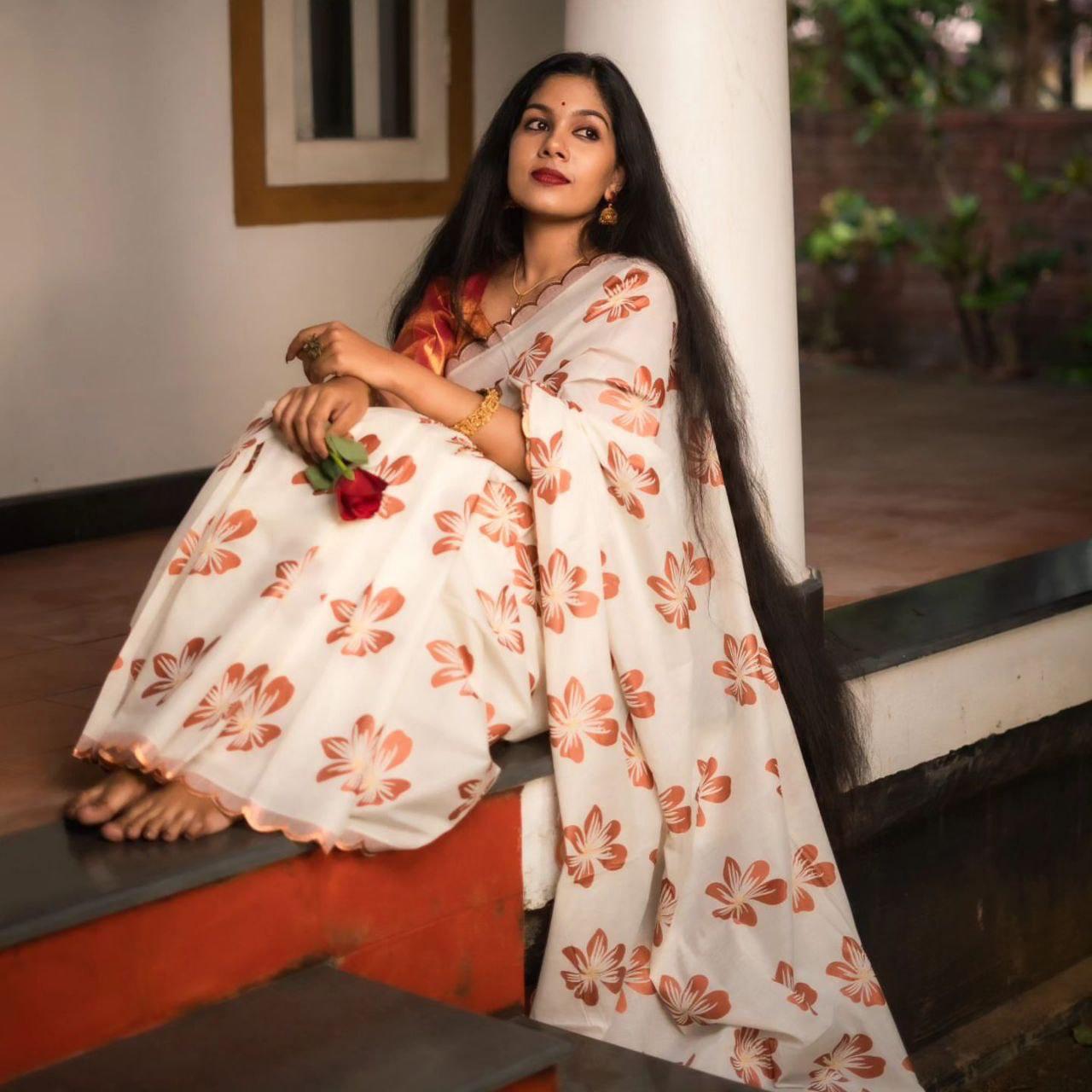 Pleasant White Soft Silk Saree With Refreshing Blouse Piece