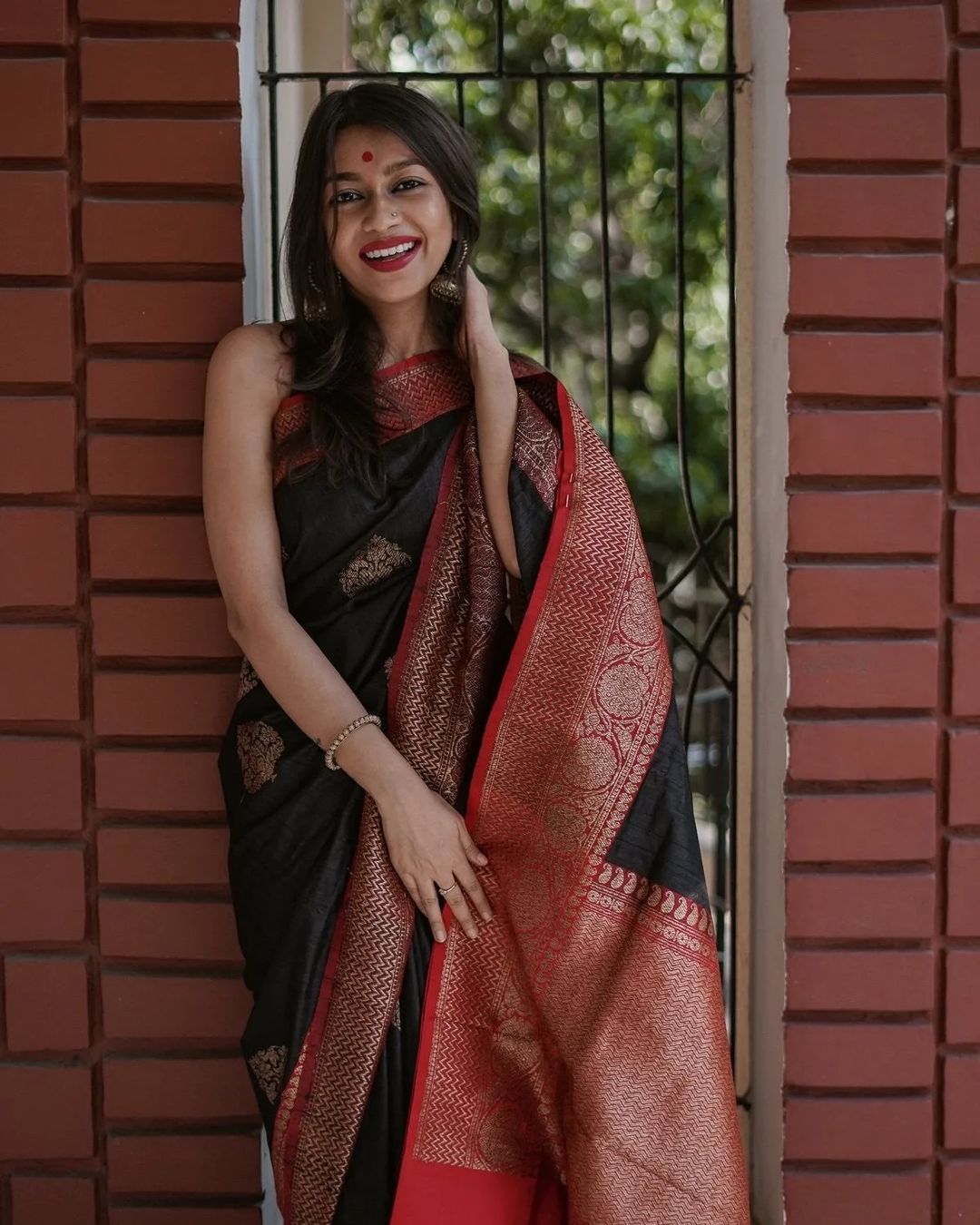 Lagniappe Black Soft Silk Saree With Magnetic Blouse Piece