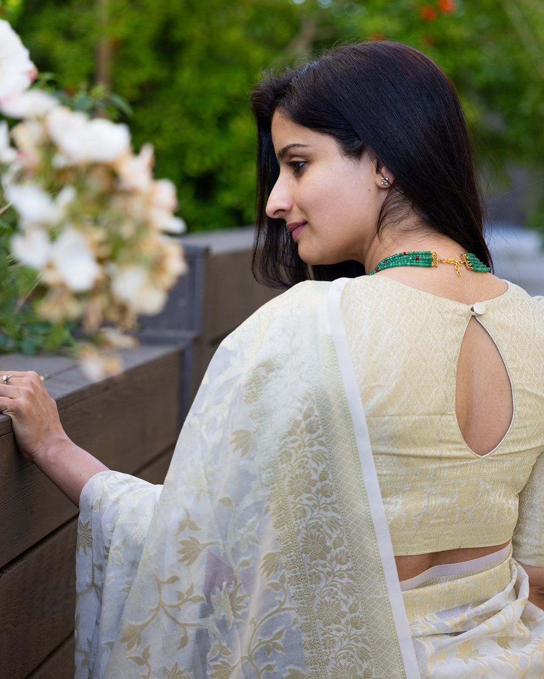 Ethnic White Cotton Silk Saree With Eye-catching Blouse Piece