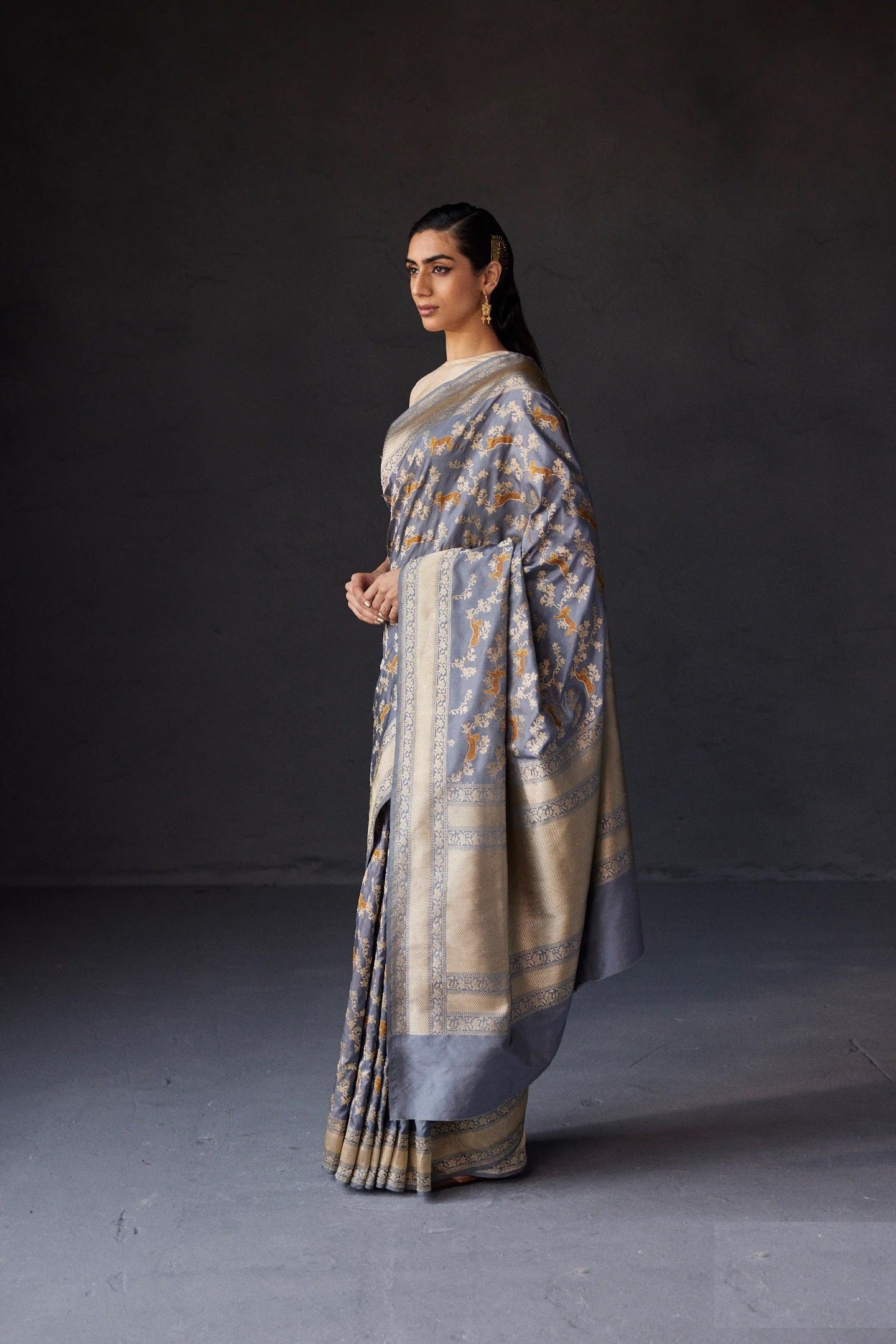 Demesne Grey Soft Silk Saree With Flameboyant Blouse Piece