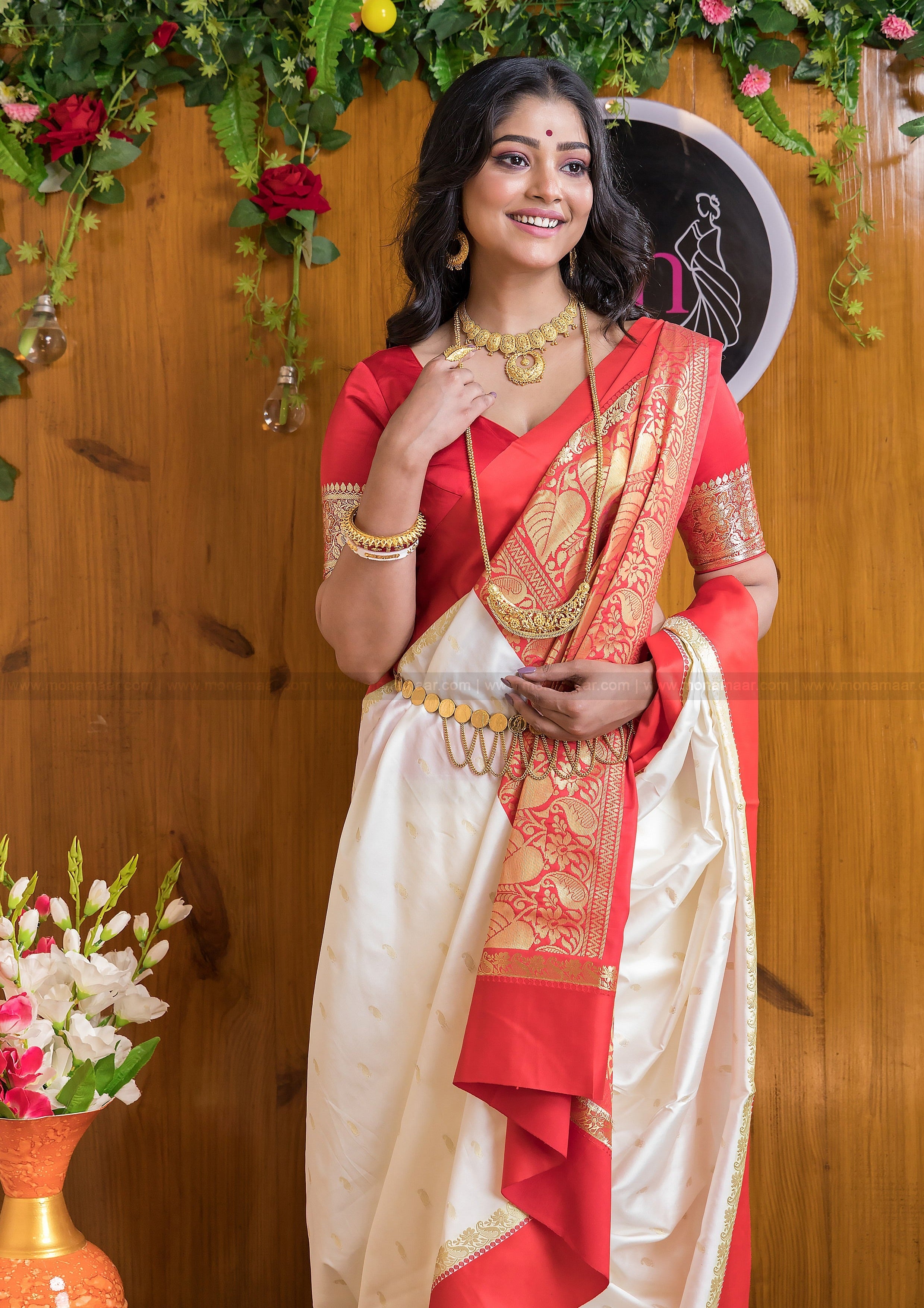 Flattering White Soft Silk Saree With Exquisite Blouse Piece