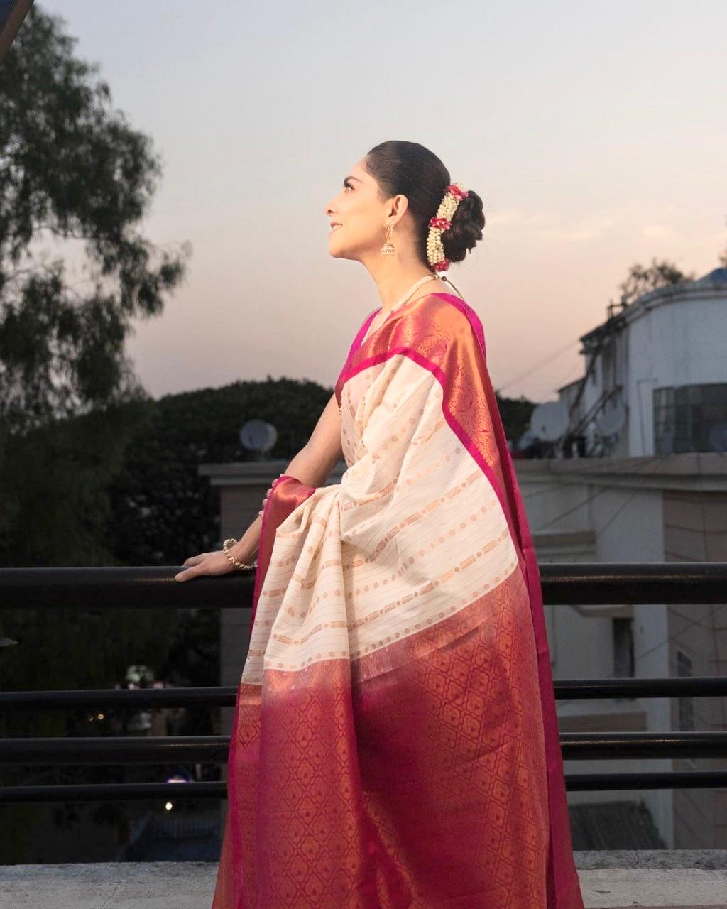 Precious White Soft Banarasi Silk Saree With Supernal Blouse Piece