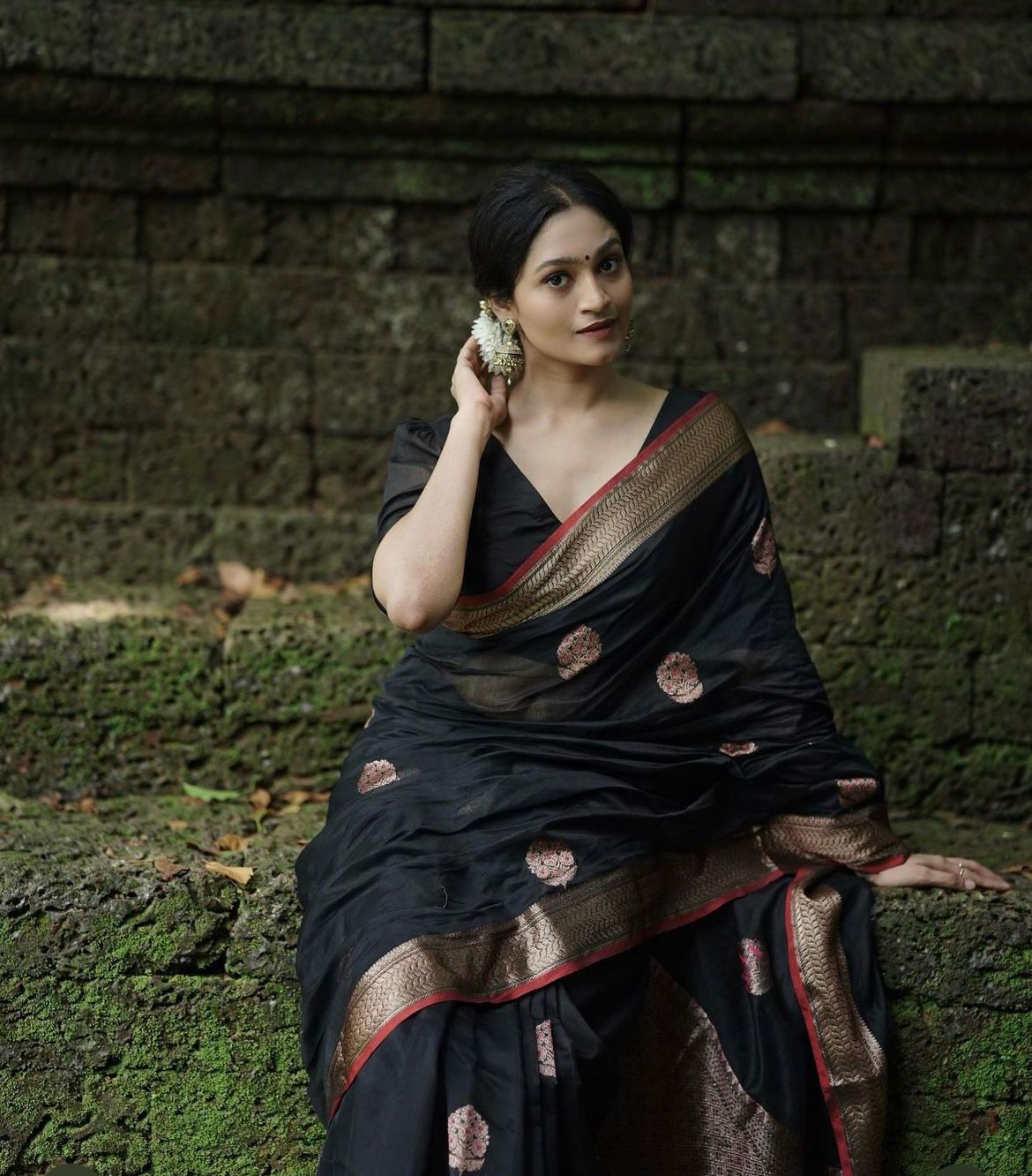 Super classy Black Soft Silk Saree With Murmurous Blouse Piece