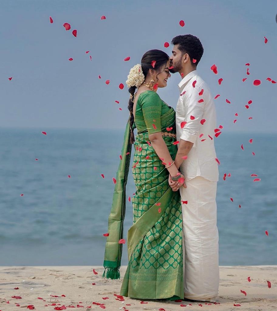 Symmetrical Green Soft Silk Saree With Snappy Blouse Piece