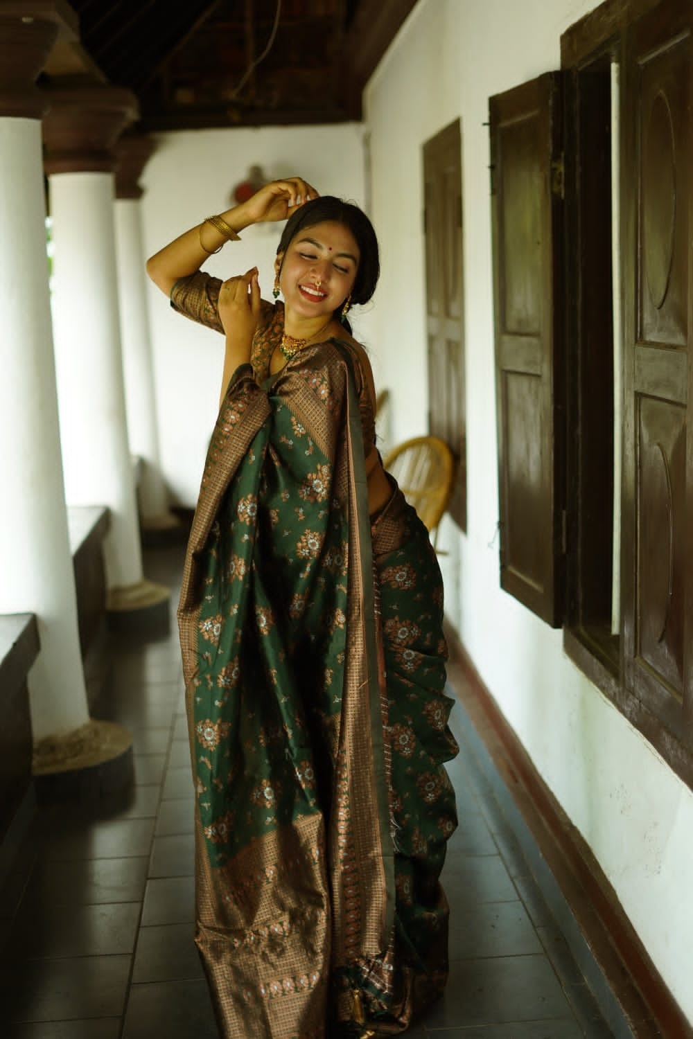 Prominent Green Soft Silk Saree With Splendiferous Blouse Piece