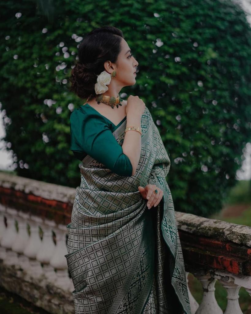 Exceptional Green Soft Silk Saree With Staggering Blouse Piece