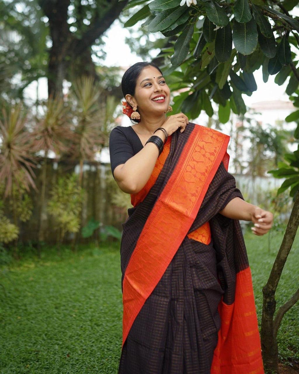 Lissome Black Soft Silk Saree With Bewitching Blouse Piece