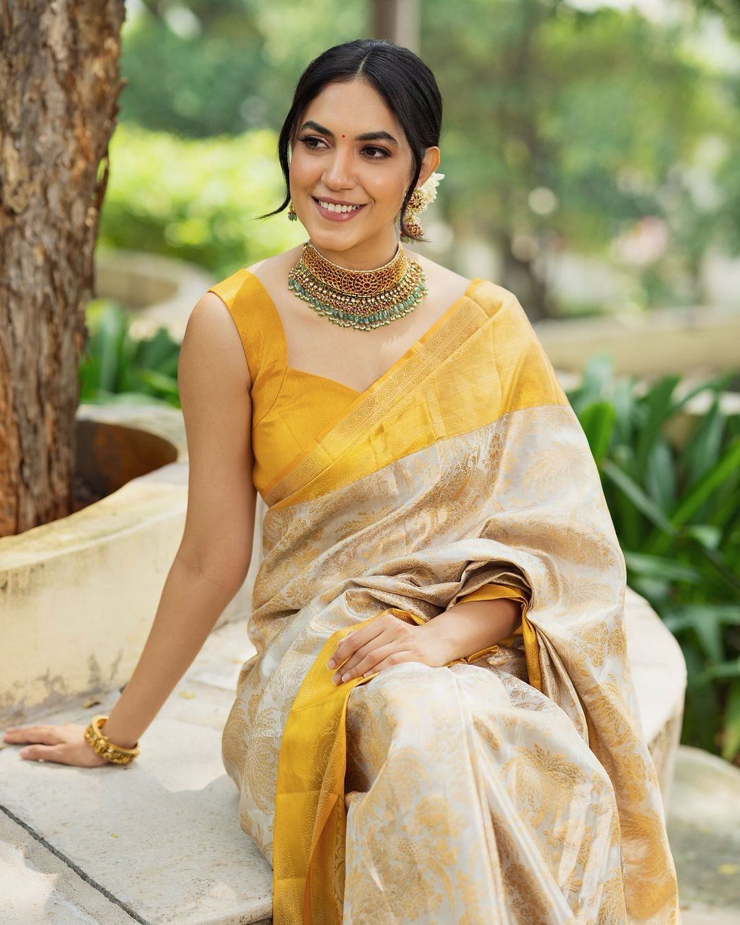 Snappy Beige Soft Banarasi Silk Saree With Desultory Blouse Piece