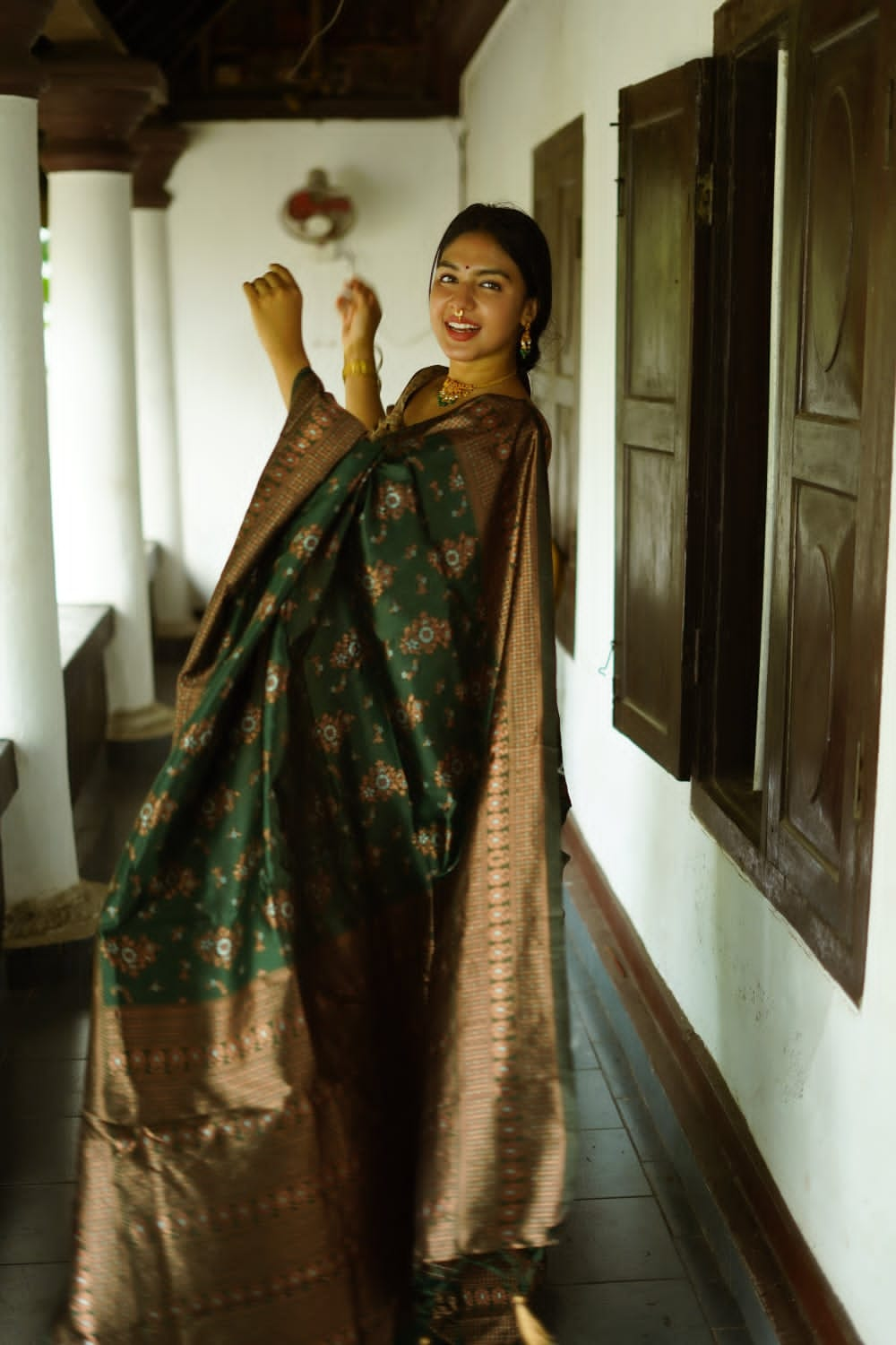 Prominent Green Soft Silk Saree With Splendiferous Blouse Piece