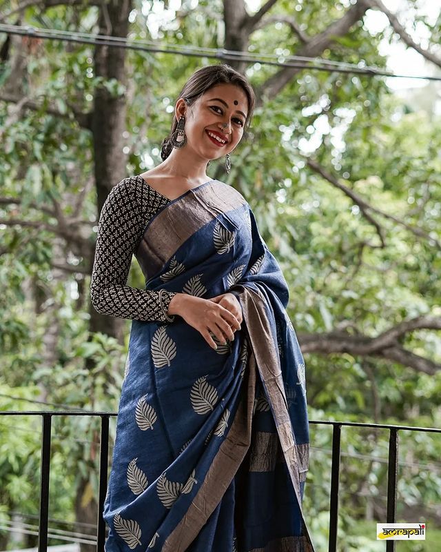 Easy on the eyes Blue Cotton Silk Saree With Fairytale Blouse Piece