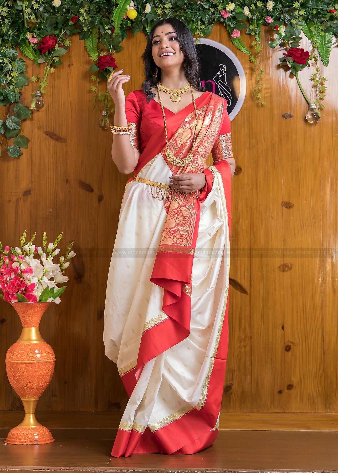 Flattering White Soft Silk Saree With Exquisite Blouse Piece