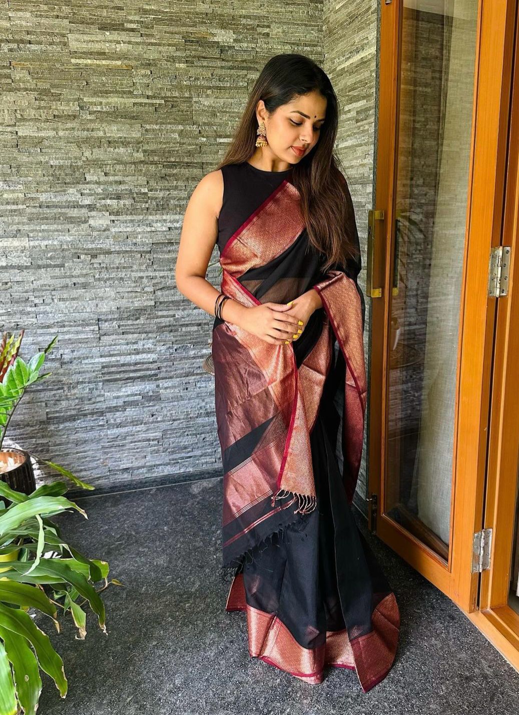 Staring Black Soft Silk Saree With Invaluable Blouse Piece