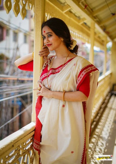 Sizzling White Cotton Silk Saree With Unequalled Blouse Piece